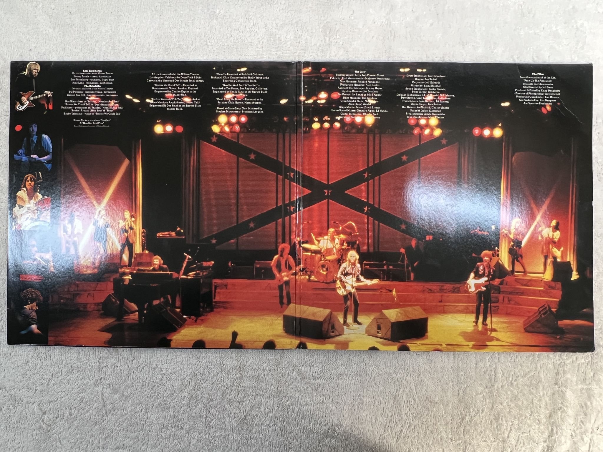 Omslagsbild för skivan TOM PETTY & THE HEARTBREAKERS Pack Up The Plantation Live 2xLP -85 MCA 252704-1