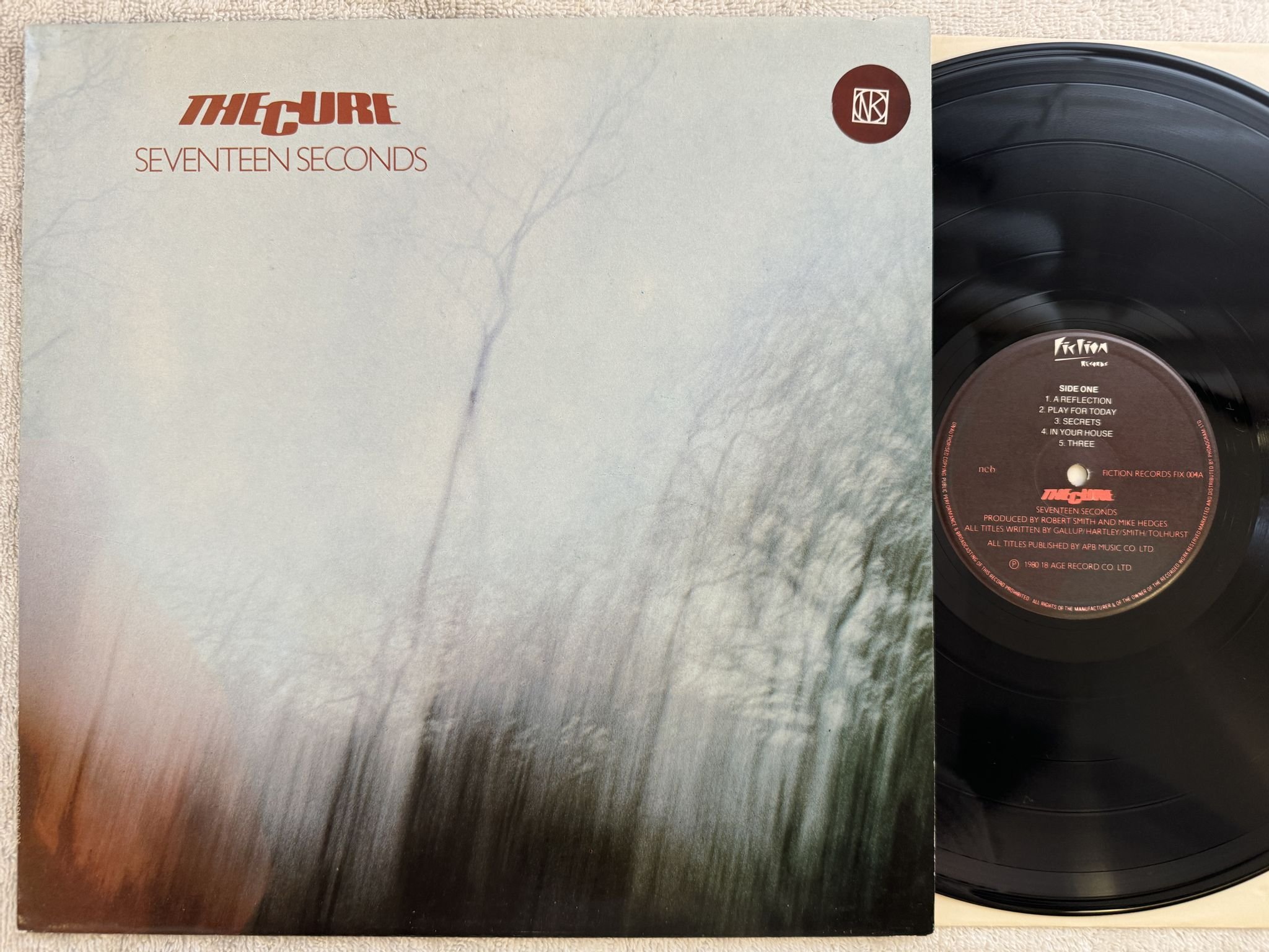 Omslagsbild för skivan THE CURE seventeen seconds LP -80 ncb FICTION FIX 004