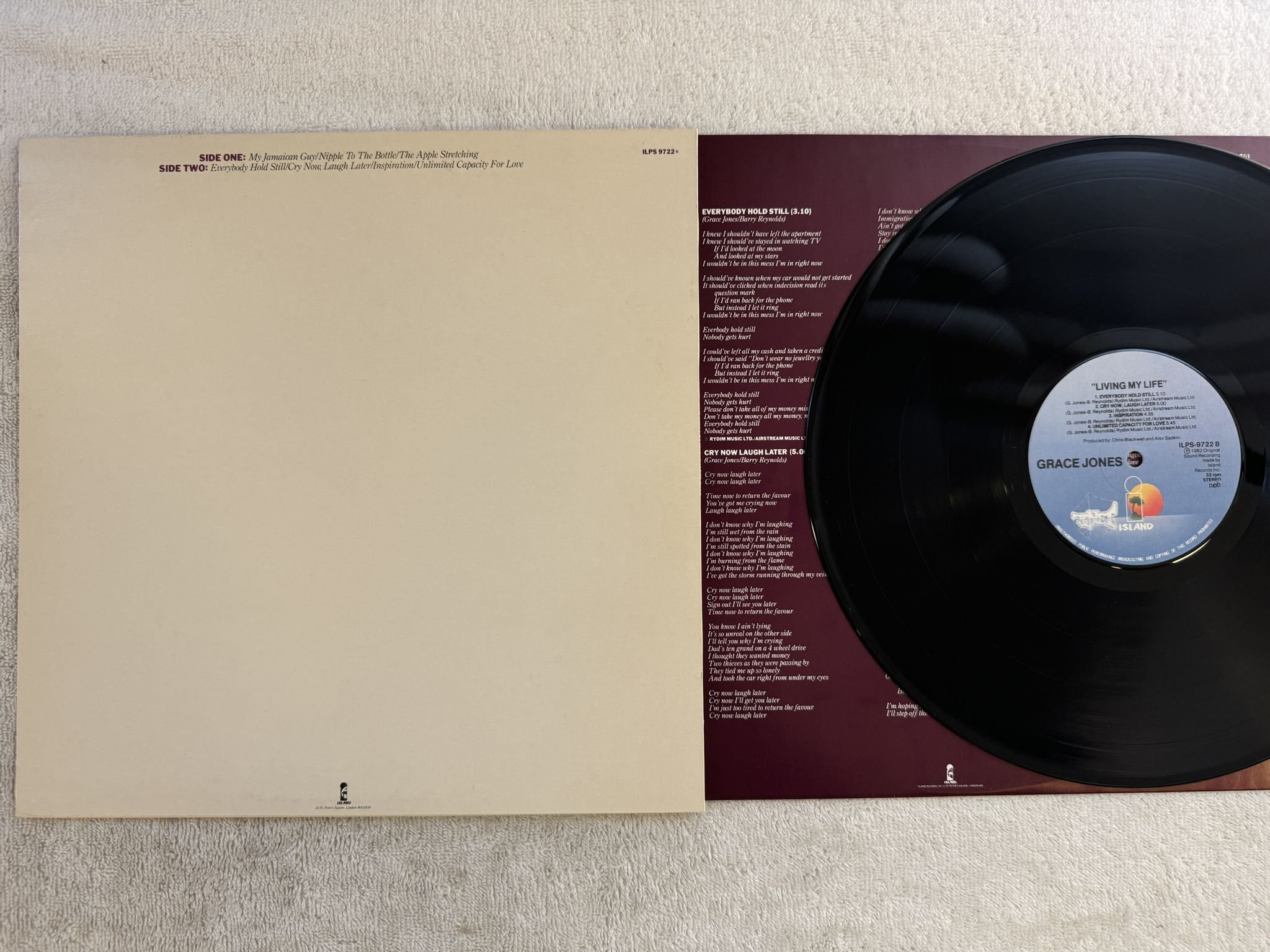 Omslagsbild för skivan GRACE JONES living my life LP -82 ncb ISLAND ILPS 9722