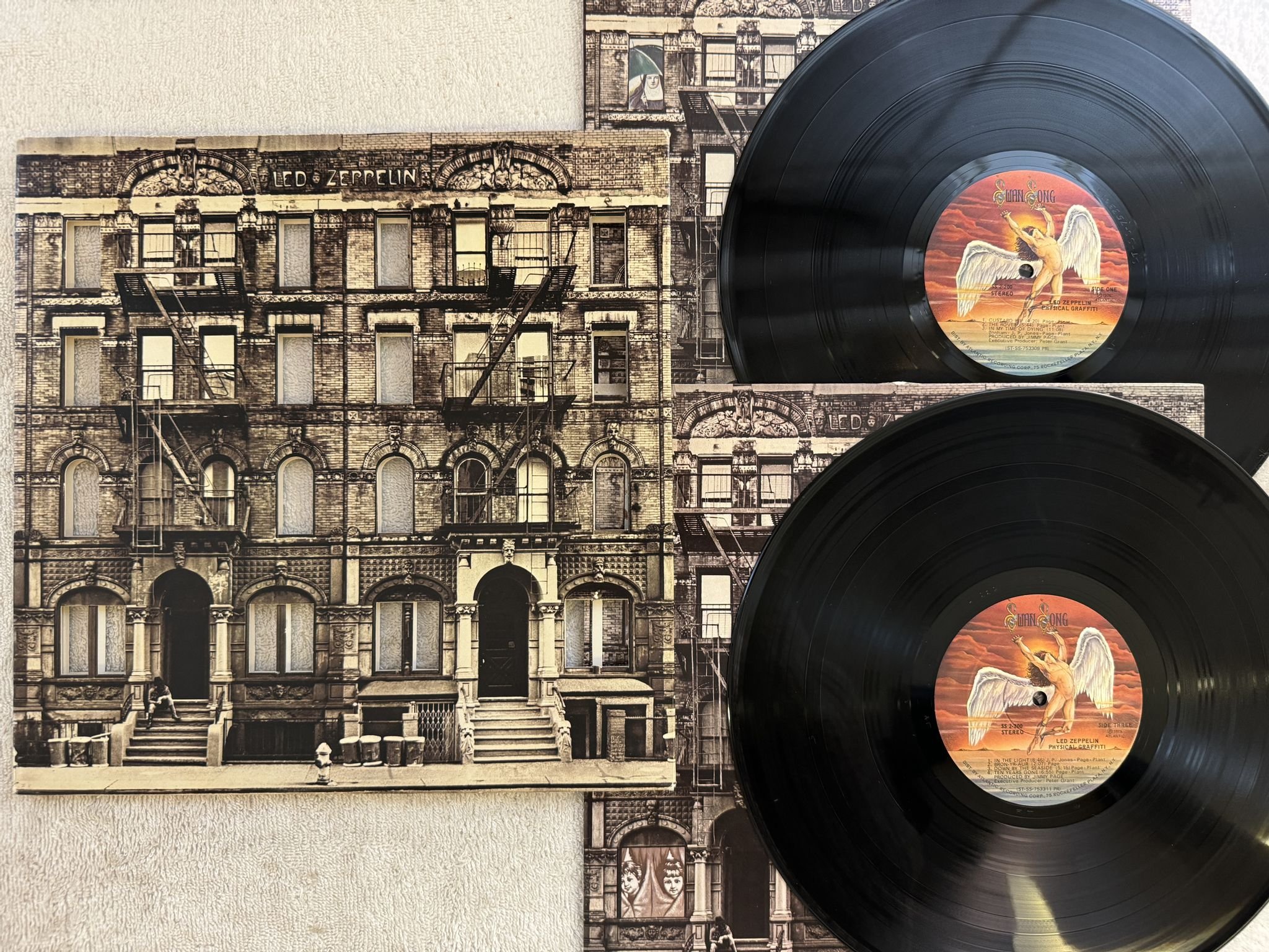 Omslagsbild för skivan LED ZEPPELIN physical graffiti 2xLP -75 US SWAN SONG SS 2-200