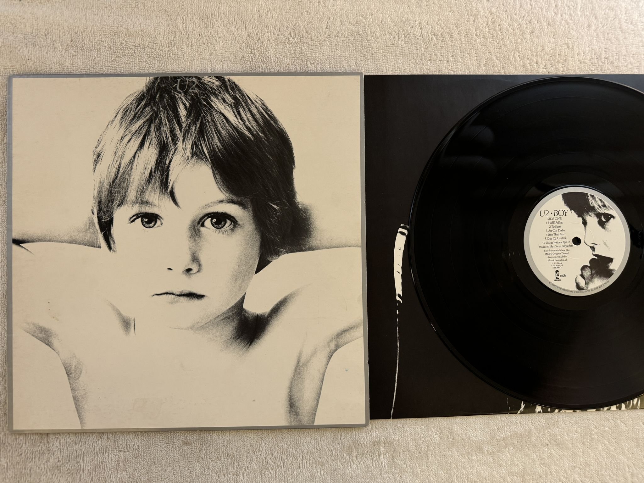 Omslagsbild för skivan U2 boy LP -80 ncb ISLAND ILPS 9646