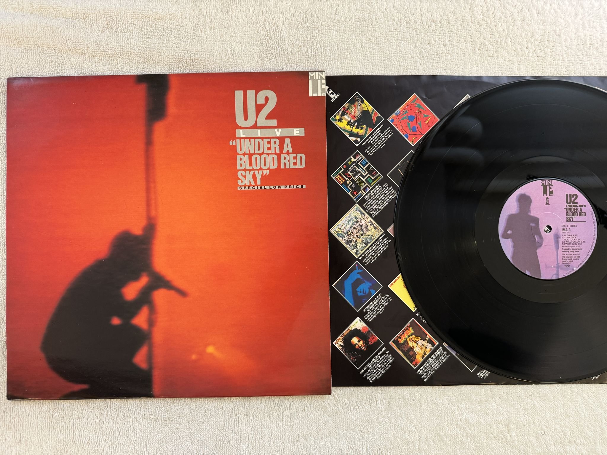 Omslagsbild för skivan U2 under a blood red sky LP -83 ncb ISLAND IMA 3
