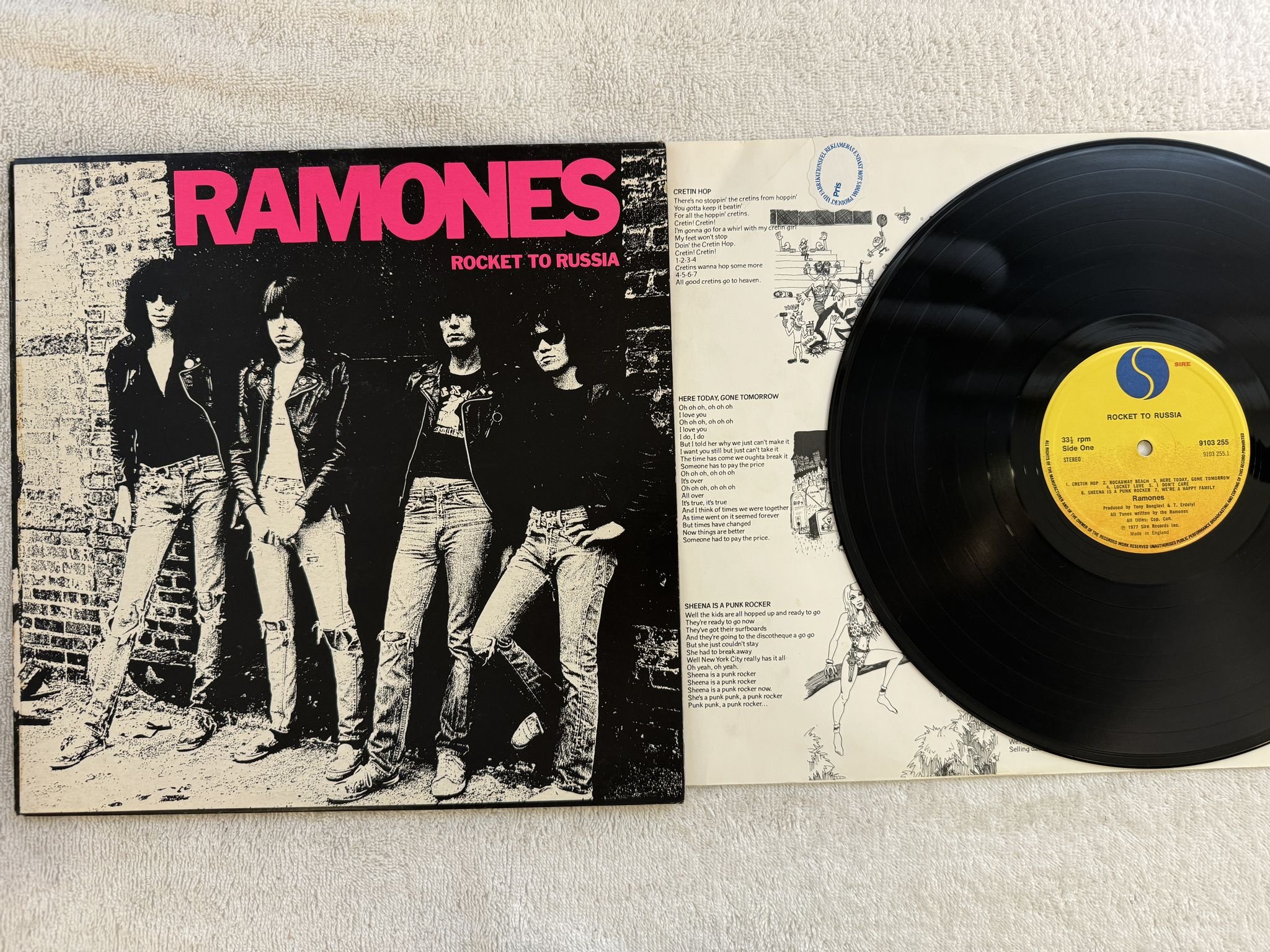 Omslagsbild för skivan RAMONES rockets to russia LP - 77 UK SIRE 9103 255