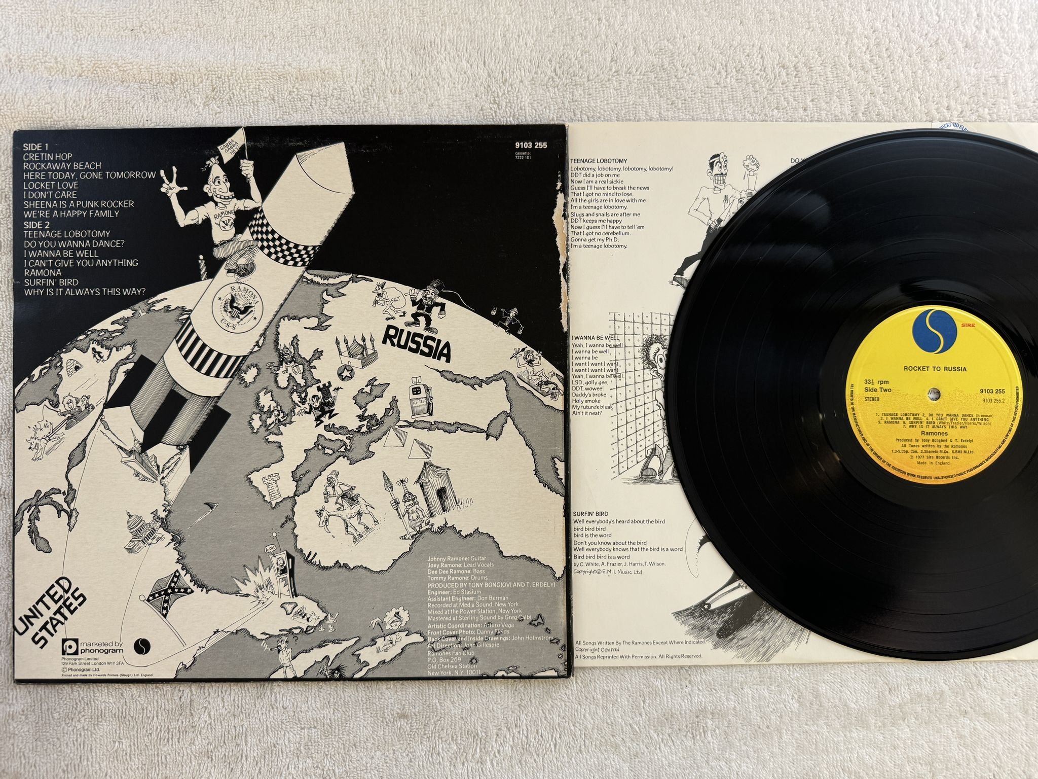 Omslagsbild för skivan RAMONES rockets to russia LP - 77 UK SIRE 9103 255