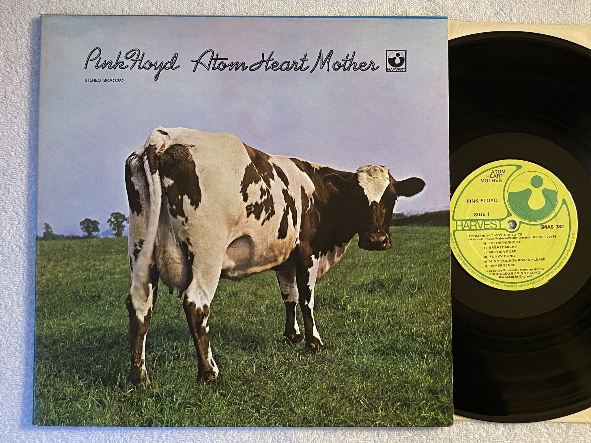 Omslagsbild för skivan PINK FLOYD atom heart mother LP Can HARVEST SMAS 382