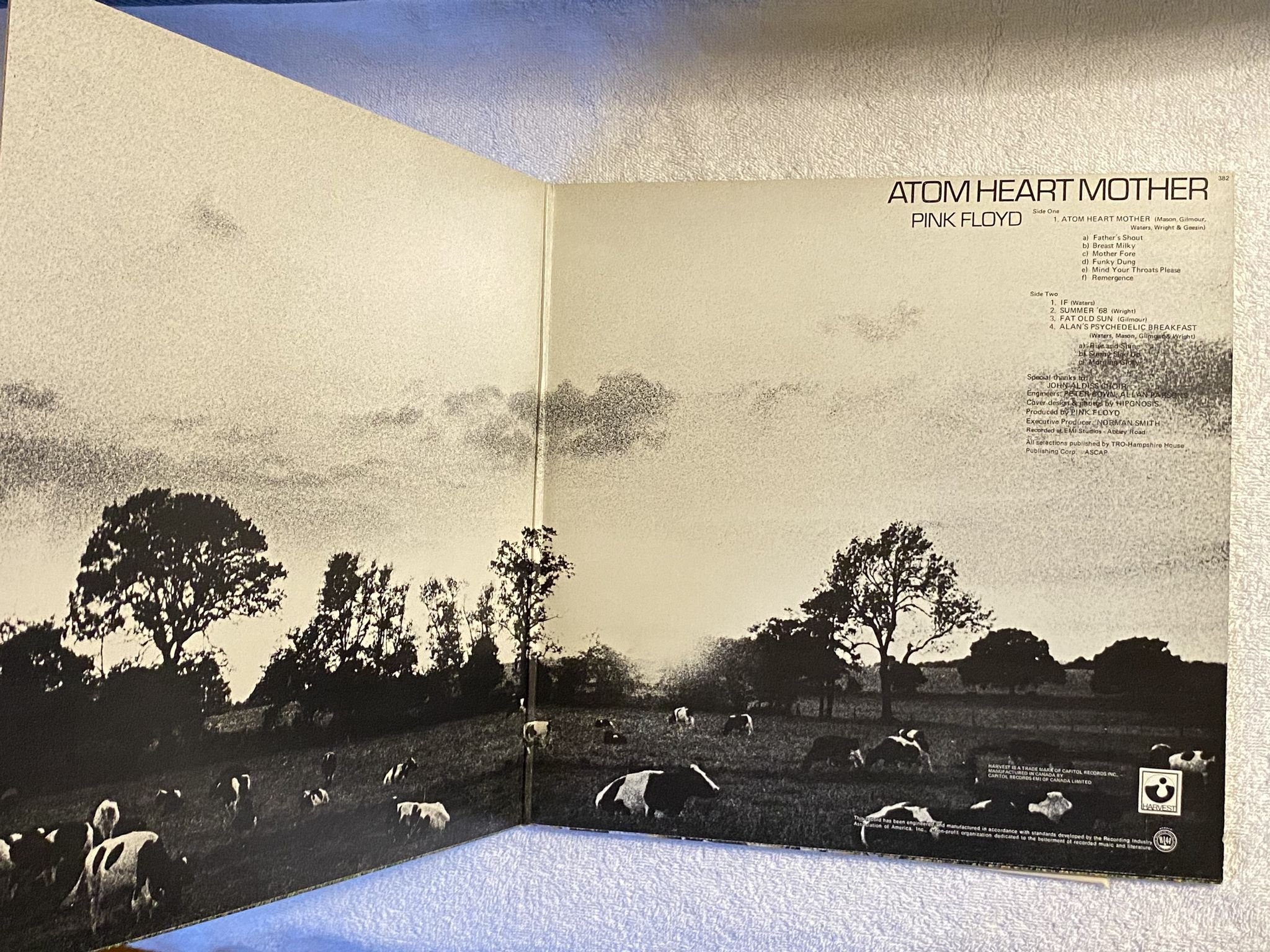 Omslagsbild för skivan PINK FLOYD atom heart mother LP Can HARVEST SMAS 382