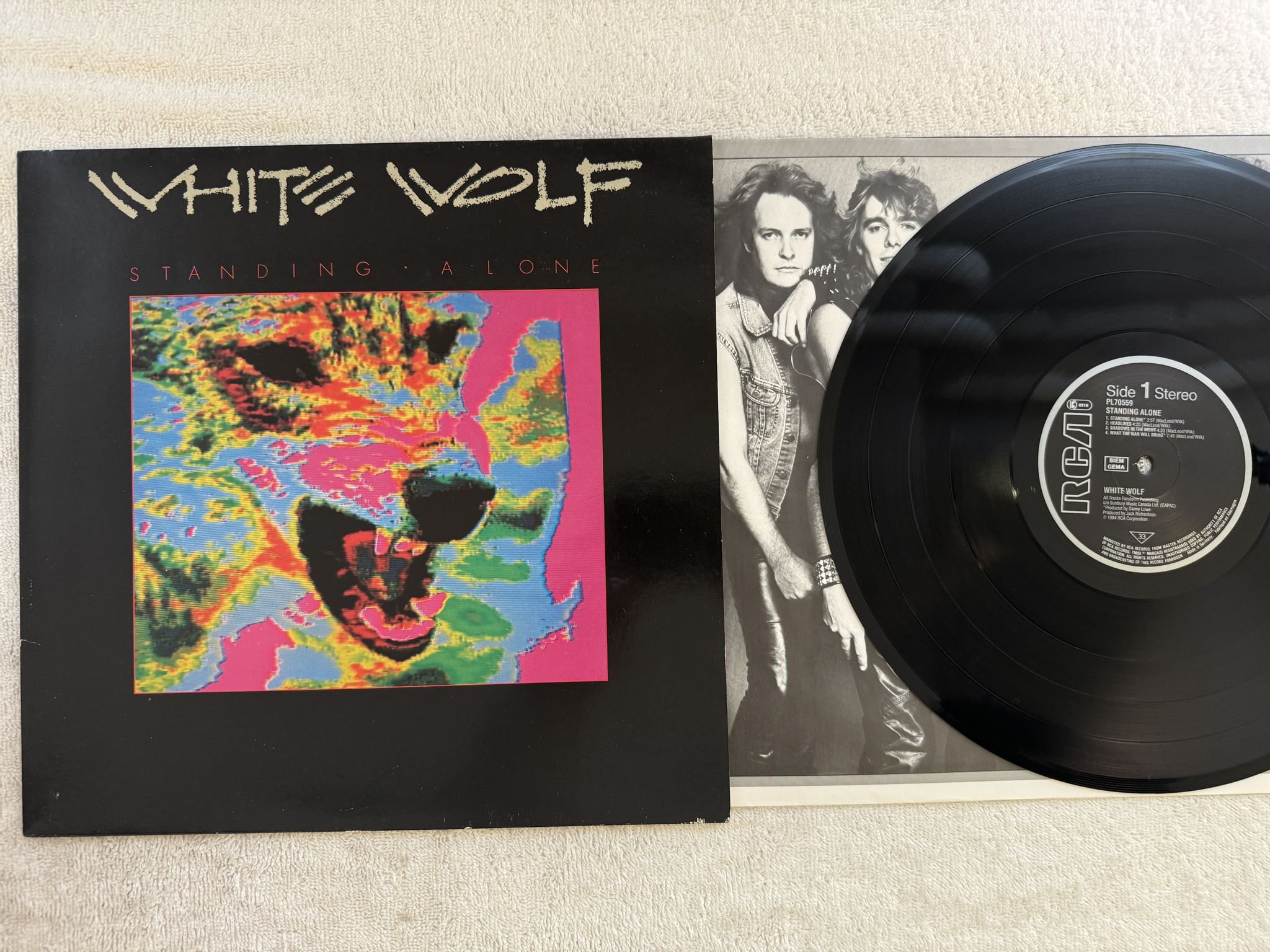 Omslagsbild för skivan white wolf Standing Alone LP -84 RCA PL 70559