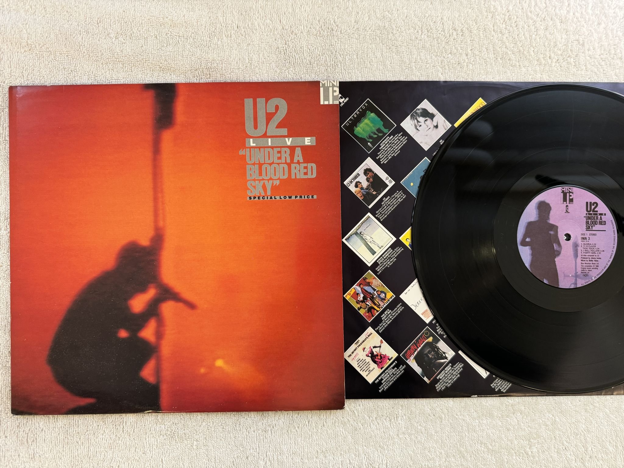 Omslagsbild för skivan U2 under a blood red sky LP -83 ncb ISLAND IMA-3