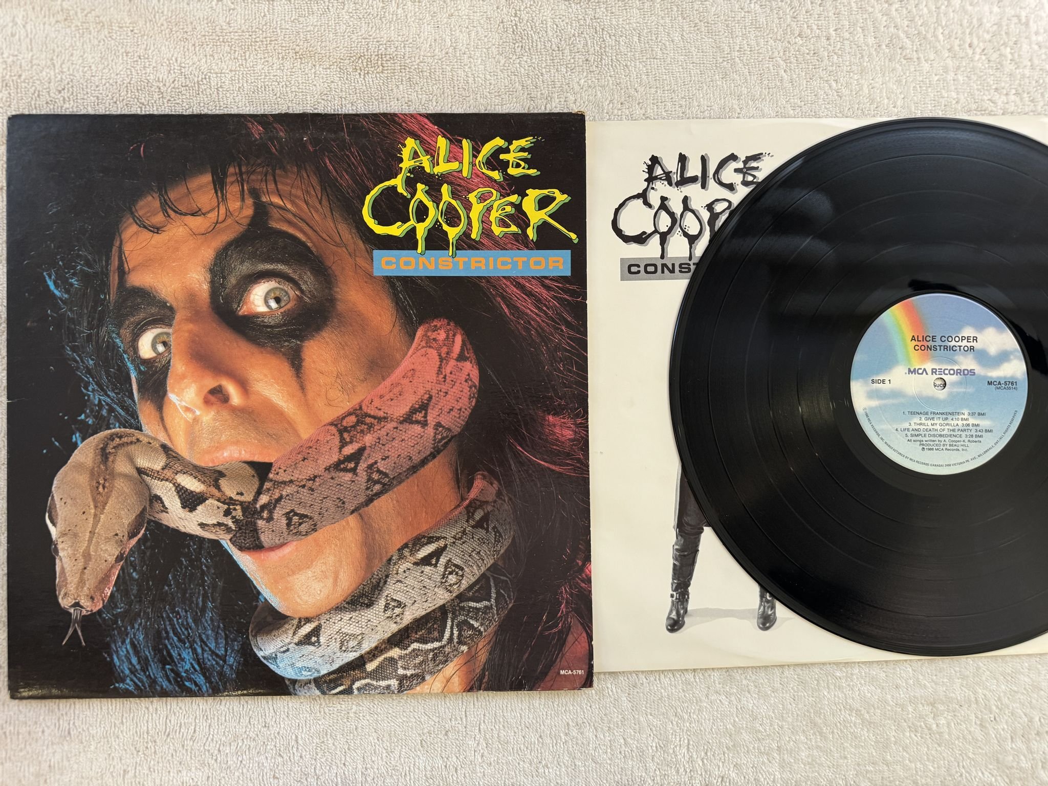 Omslagsbild för skivan ALICE COOPER constrictor LP -86 Can MCA 5761