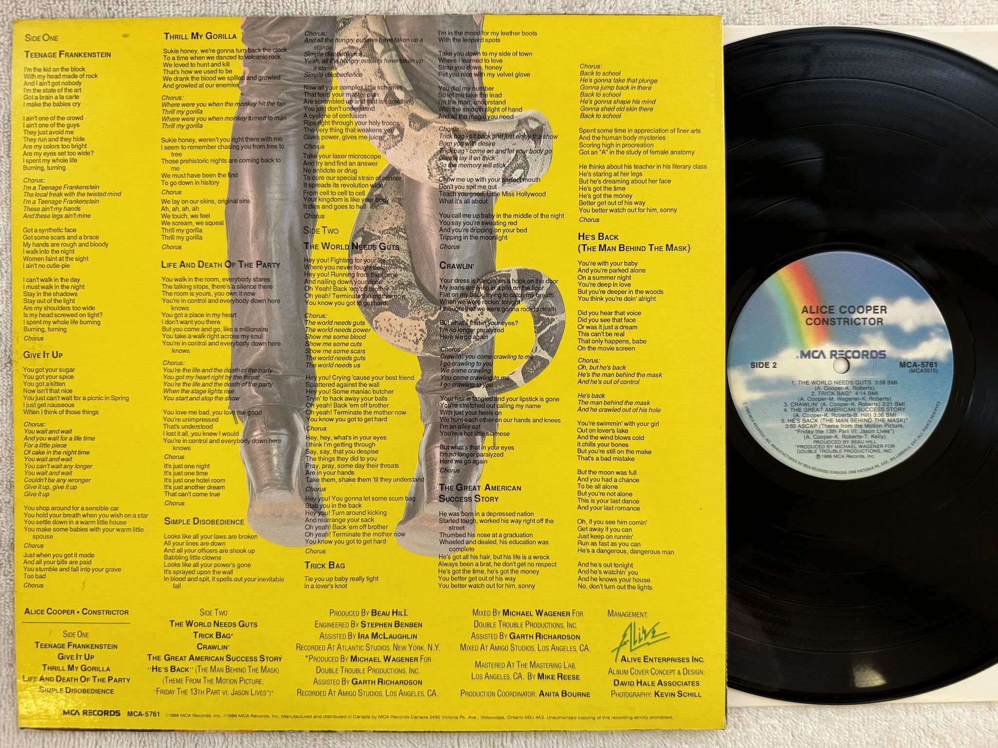 Omslagsbild för skivan ALICE COOPER constrictor LP -86 Can MCA 5761