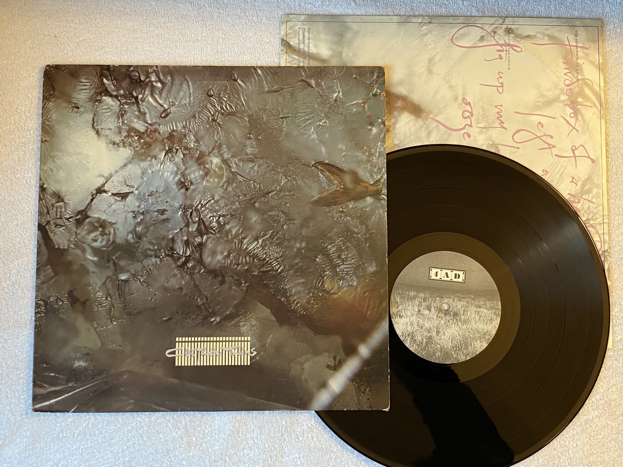 Omslagsbild för skivan COCTEAU TWINS head over heals LP -83 4AD CAD 313