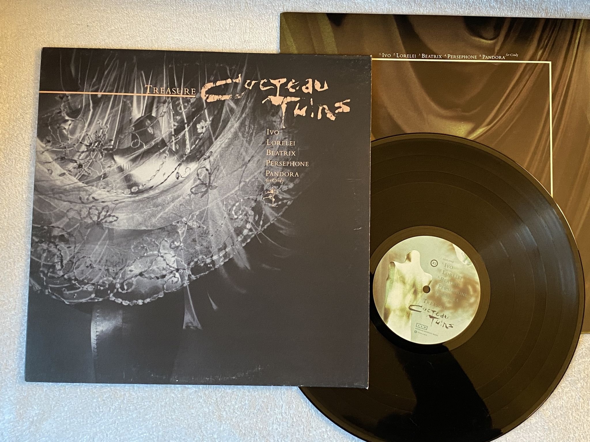 Omslagsbild för skivan COCTEAU TWINS treasure LP -84 4AD CAD 412 *** New wave ***
