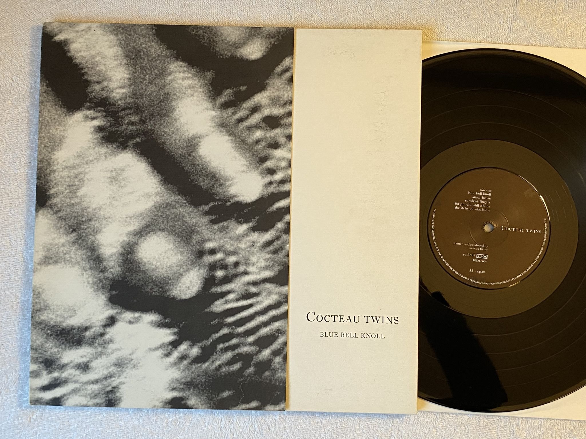 Omslagsbild för skivan COCTEAU TWINS Blue Bell Knoll LP -88 ncb 4AD CAD 807