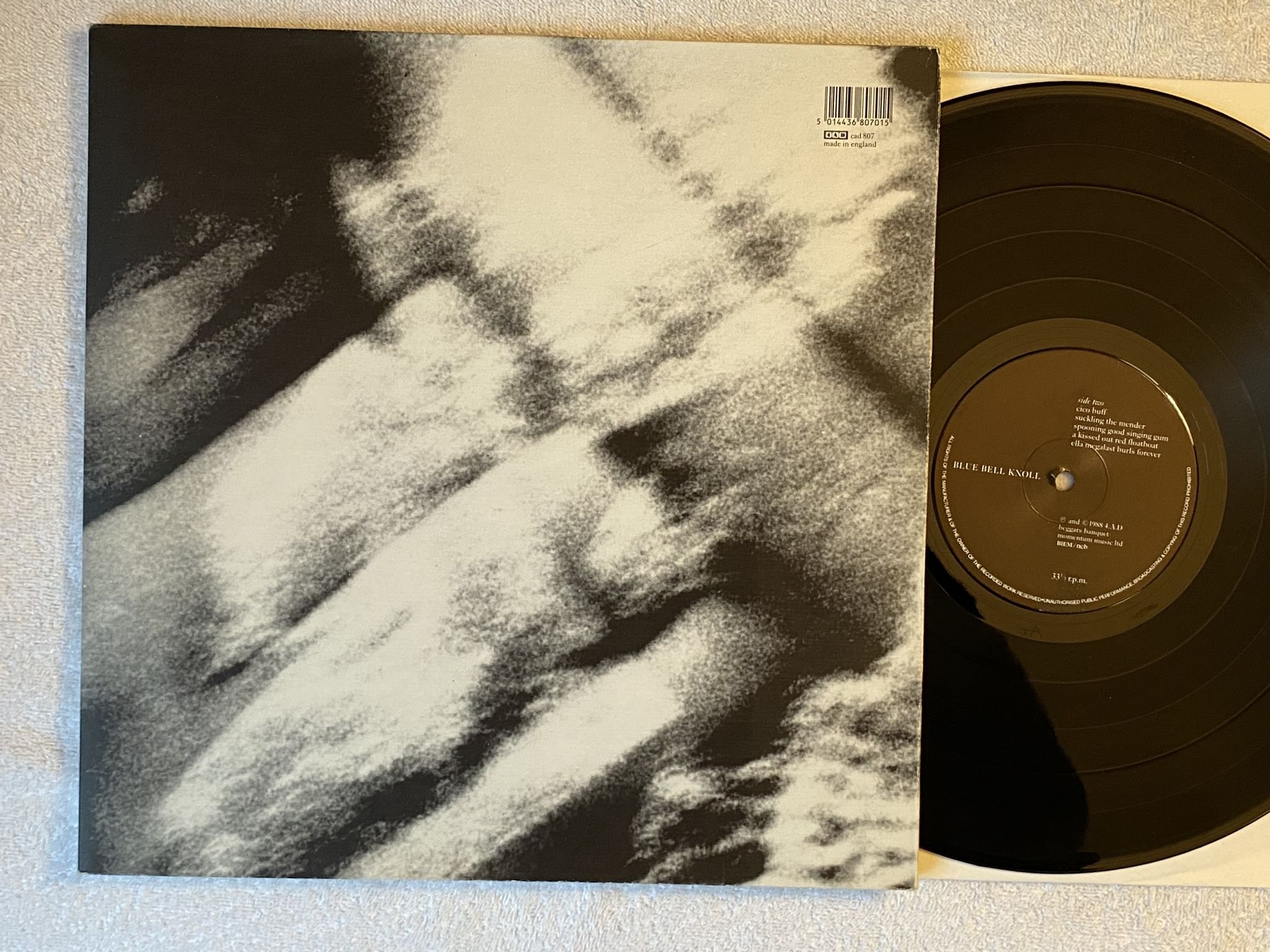 Omslagsbild för skivan COCTEAU TWINS Blue Bell Knoll LP -88 ncb 4AD CAD 807