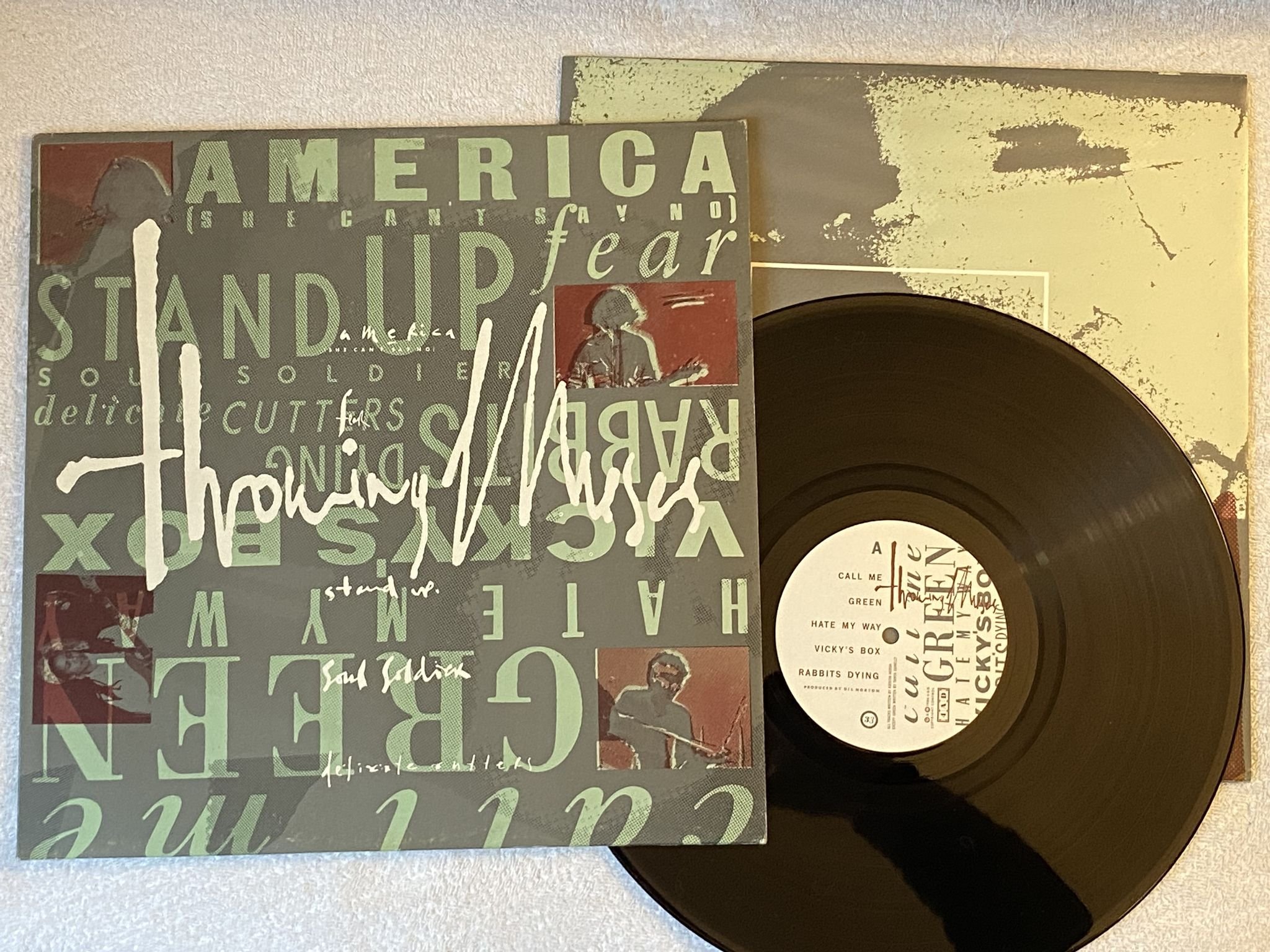 Omslagsbild för skivan THROWING MUSES s/t LP -86 UK 4AD CAD 607 *** INDIE ROCK ***