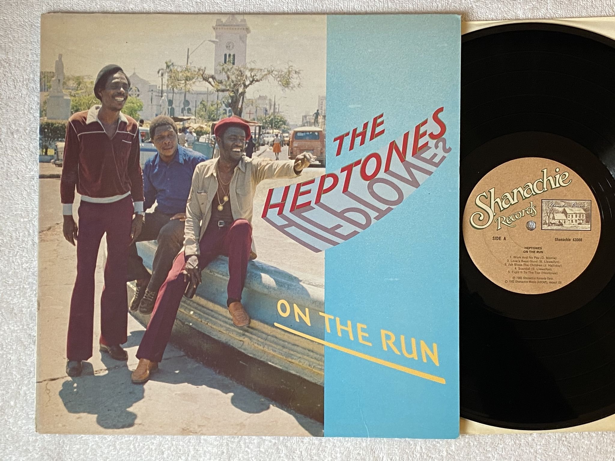 Omslagsbild för skivan THE HEPTONES on the run LP -82 US SHANACHIE 43008