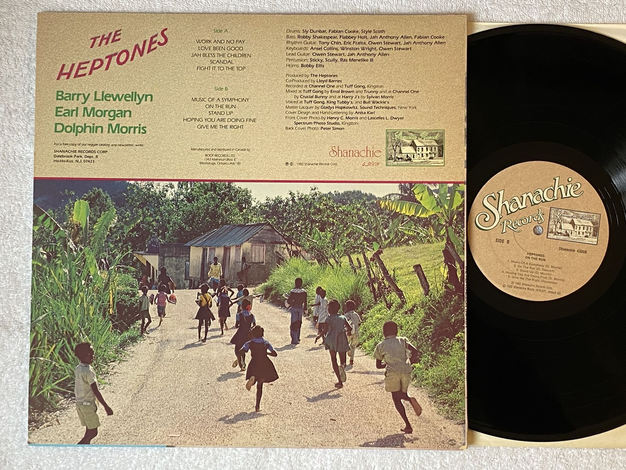 Omslagsbild för skivan THE HEPTONES on the run LP -82 US SHANACHIE 43008