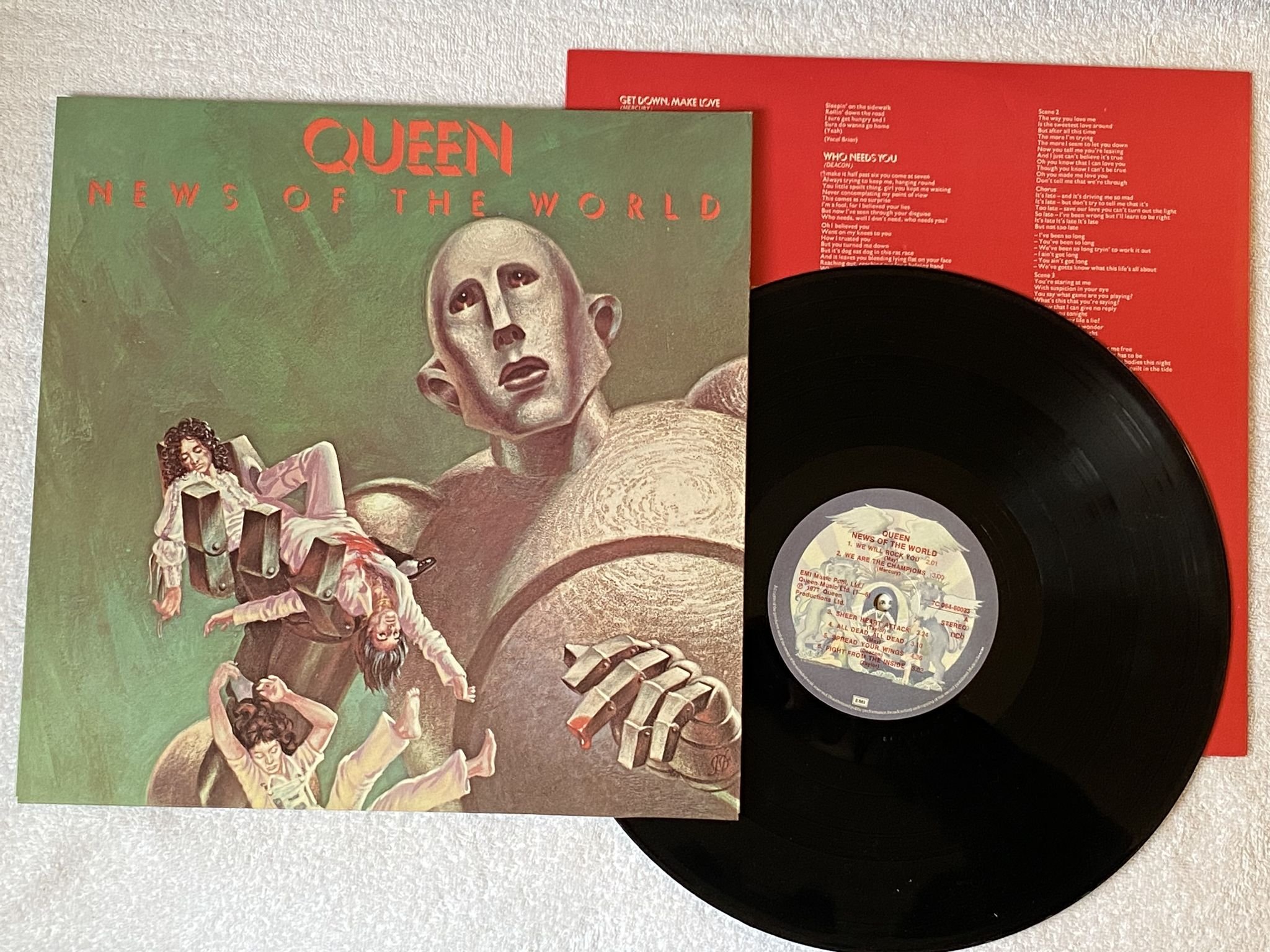 Omslagsbild för skivan QUEEN news of the world LP -77 ncb EMI 7C 064-60033