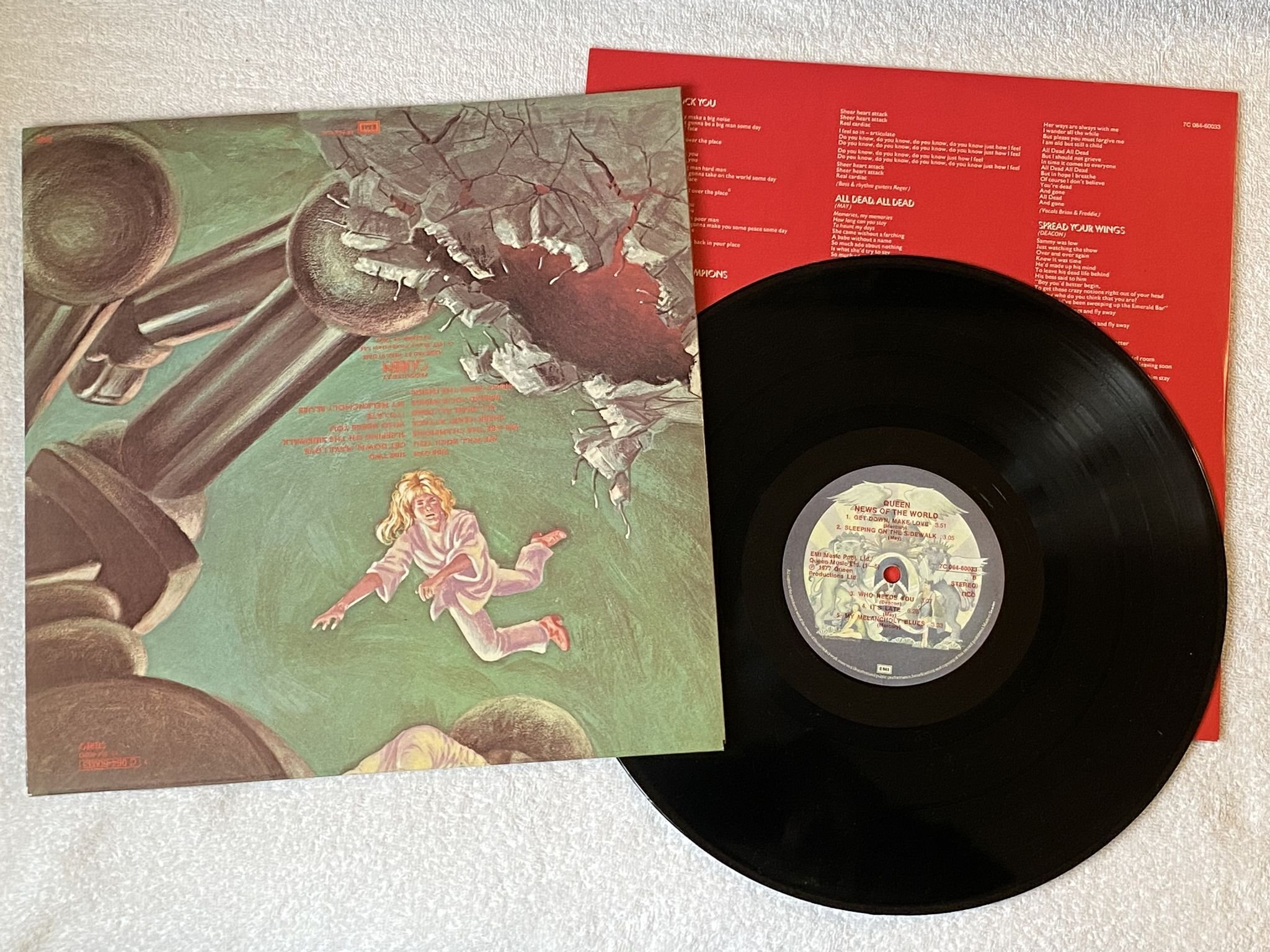 Omslagsbild för skivan QUEEN news of the world LP -77 ncb EMI 7C 064-60033