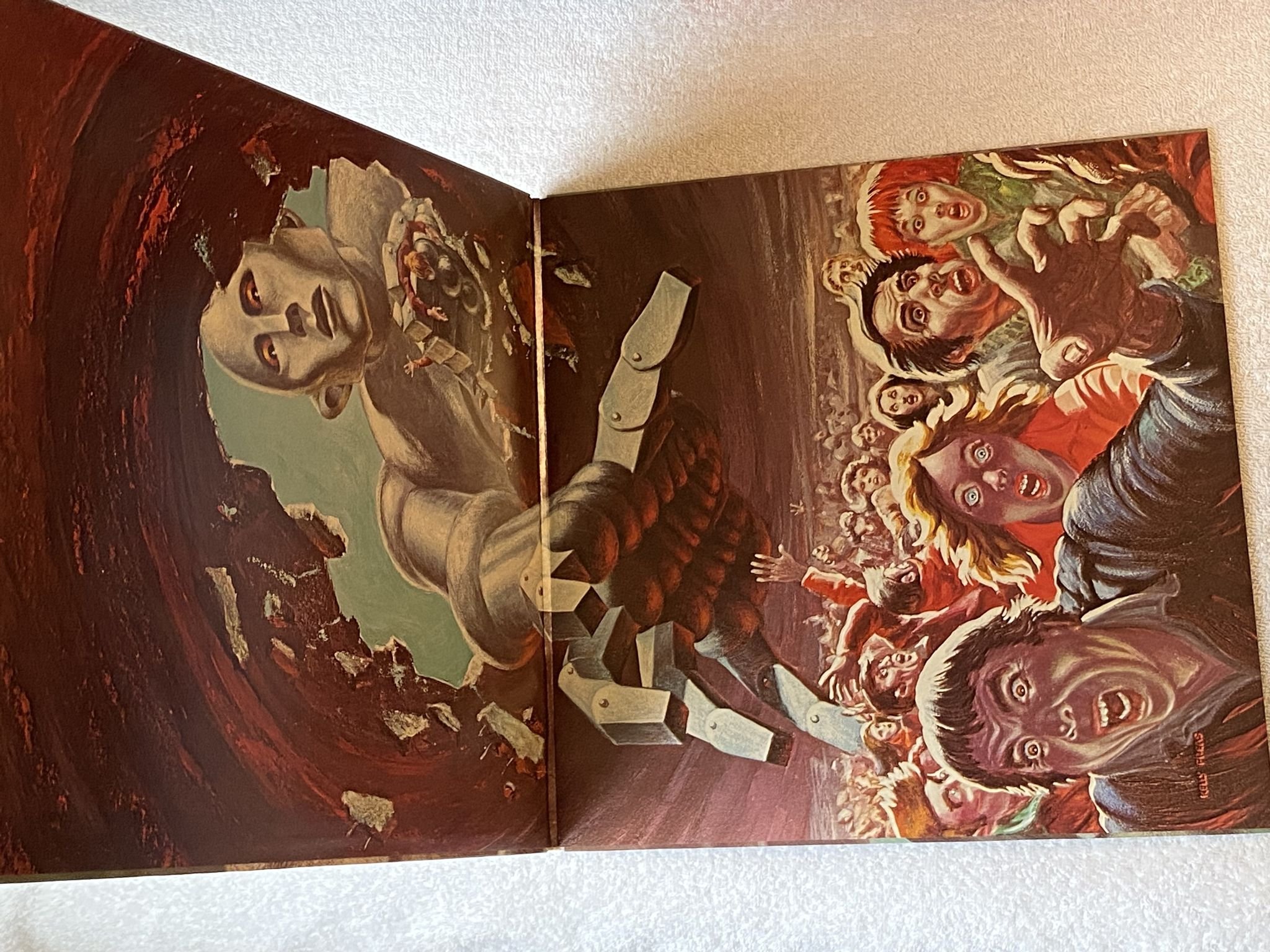 Omslagsbild för skivan QUEEN news of the world LP -77 ncb EMI 7C 064-60033