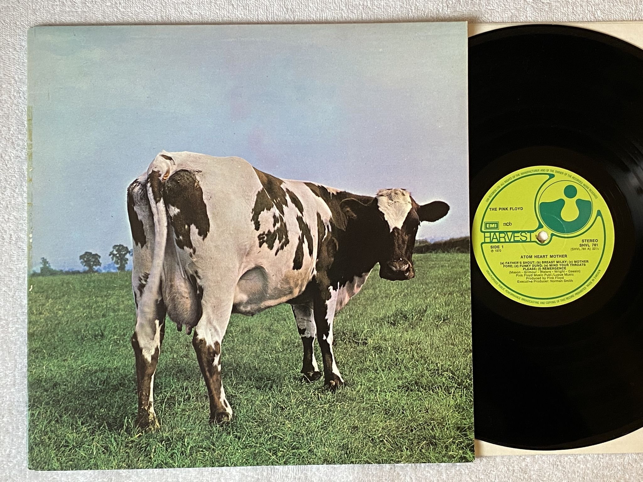 Omslagsbild för skivan THE PINK FLOYD atom heart mother LP re ncb HARVEST SHVL 781