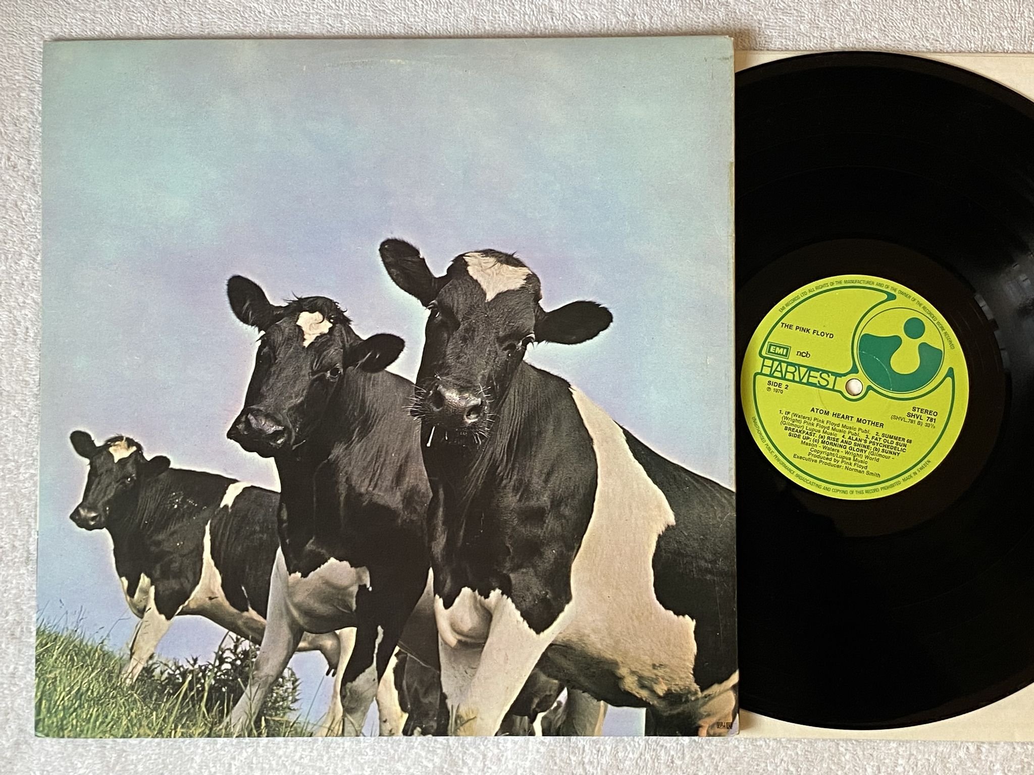 Omslagsbild för skivan THE PINK FLOYD atom heart mother LP re ncb HARVEST SHVL 781