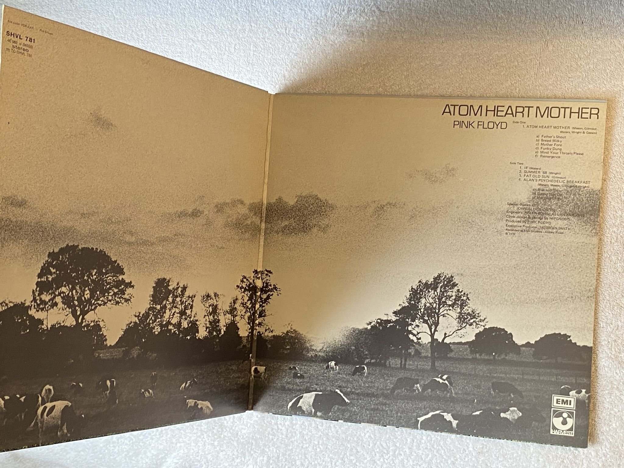 Omslagsbild för skivan THE PINK FLOYD atom heart mother LP re ncb HARVEST SHVL 781