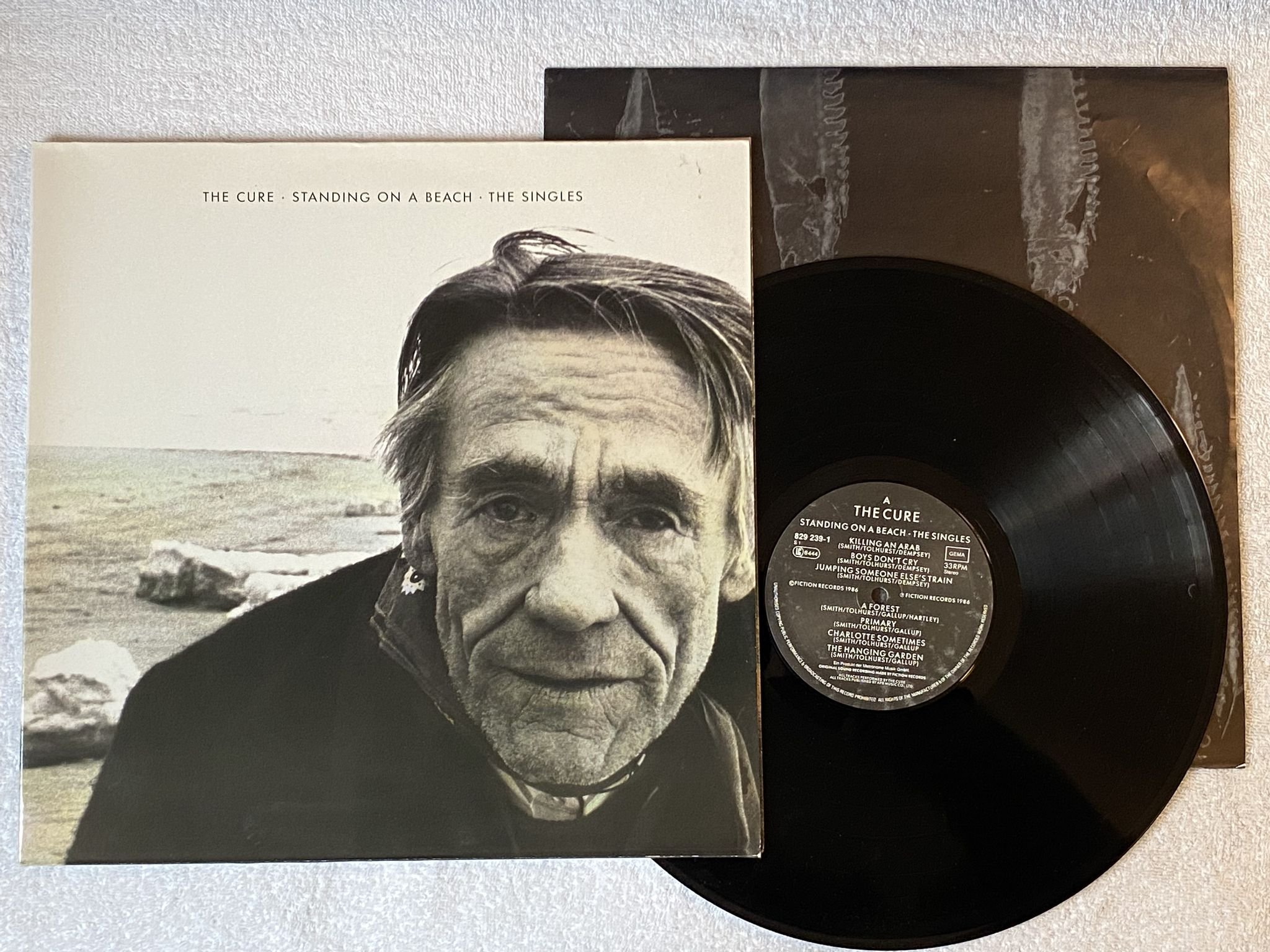 Omslagsbild för skivan THE CURE standing on the beach - the singles LP -86 Ger FICTION 829239-1