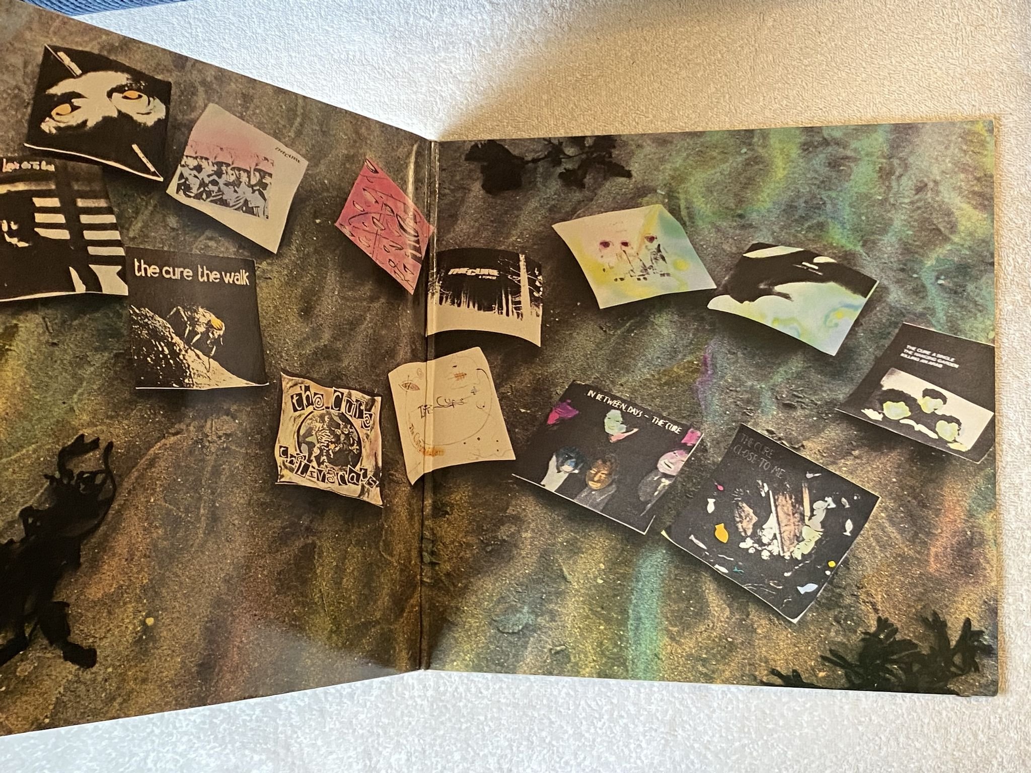 Omslagsbild för skivan THE CURE standing on the beach - the singles LP -86 Ger FICTION 829239-1