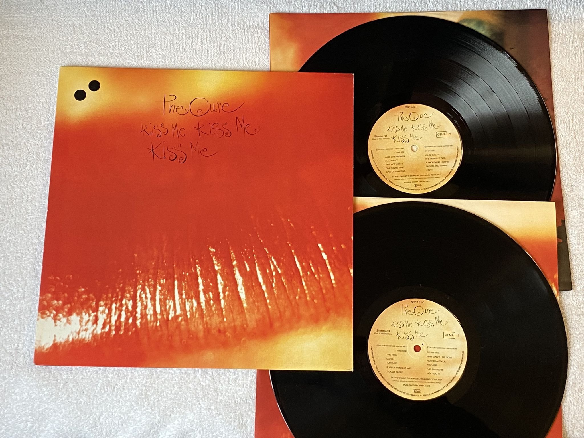 Omslagsbild för skivan THE CURE kiss me kiss me kiss me 2xLP -87 Ger FICTION 832132-1