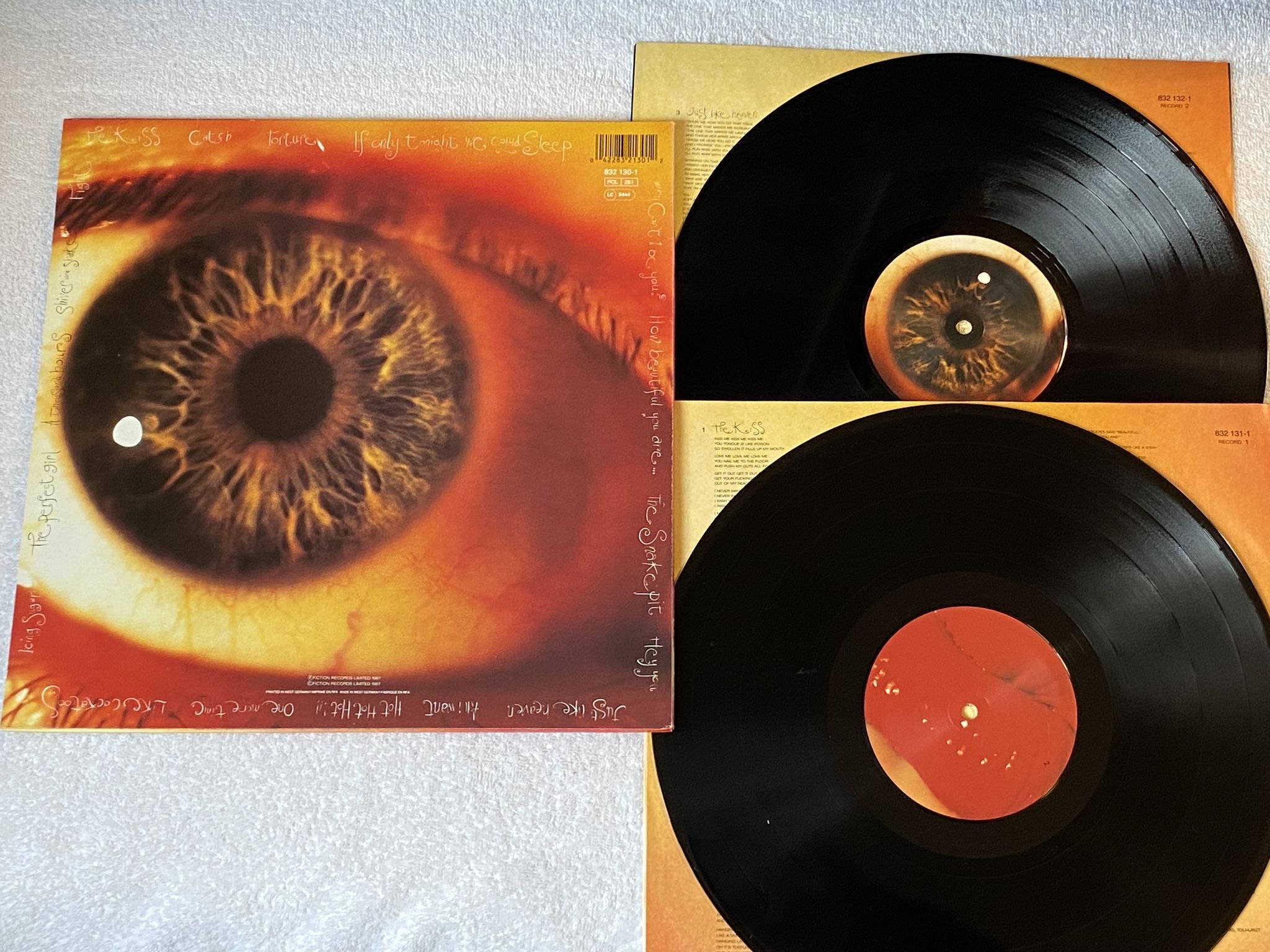 Omslagsbild för skivan THE CURE kiss me kiss me kiss me 2xLP -87 Ger FICTION 832132-1