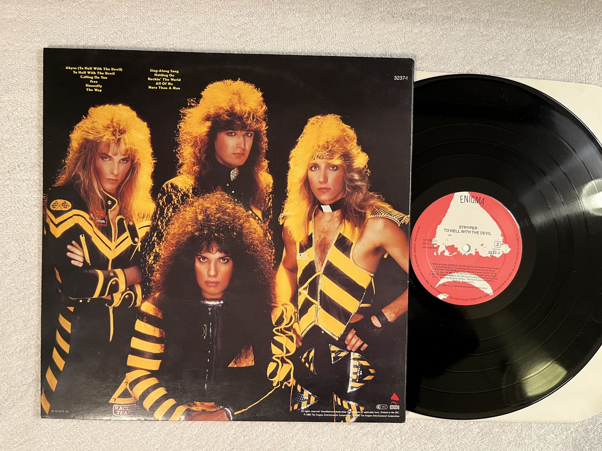 Omslagsbild för skivan STRYPER to hell with the devil LP -86 ENIGMA 3237-1