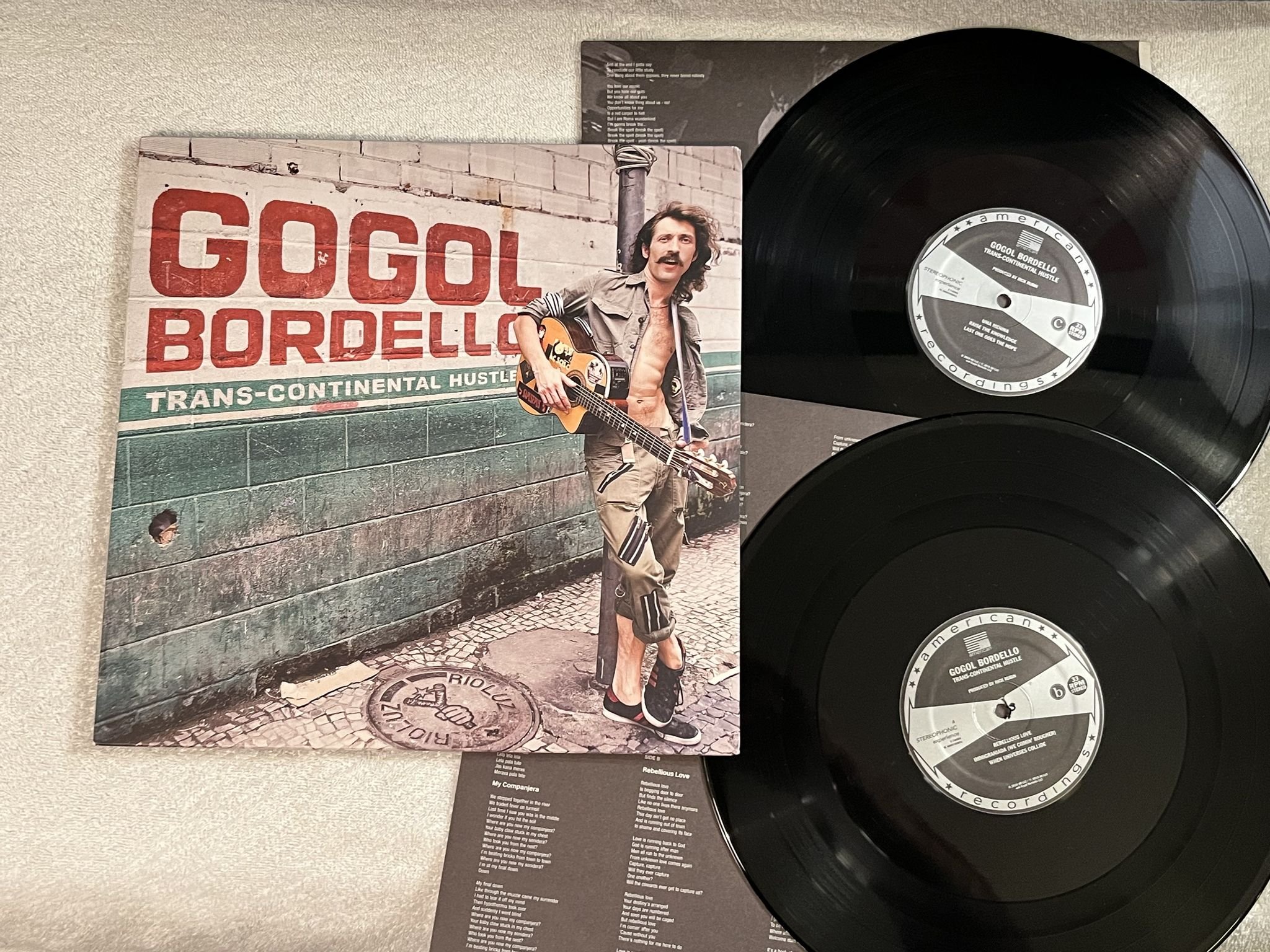 Omslagsbild för skivan GOGOL BORDELLO Trans-Continental Hustle 2xLP 2010 US 88697 45965 1
