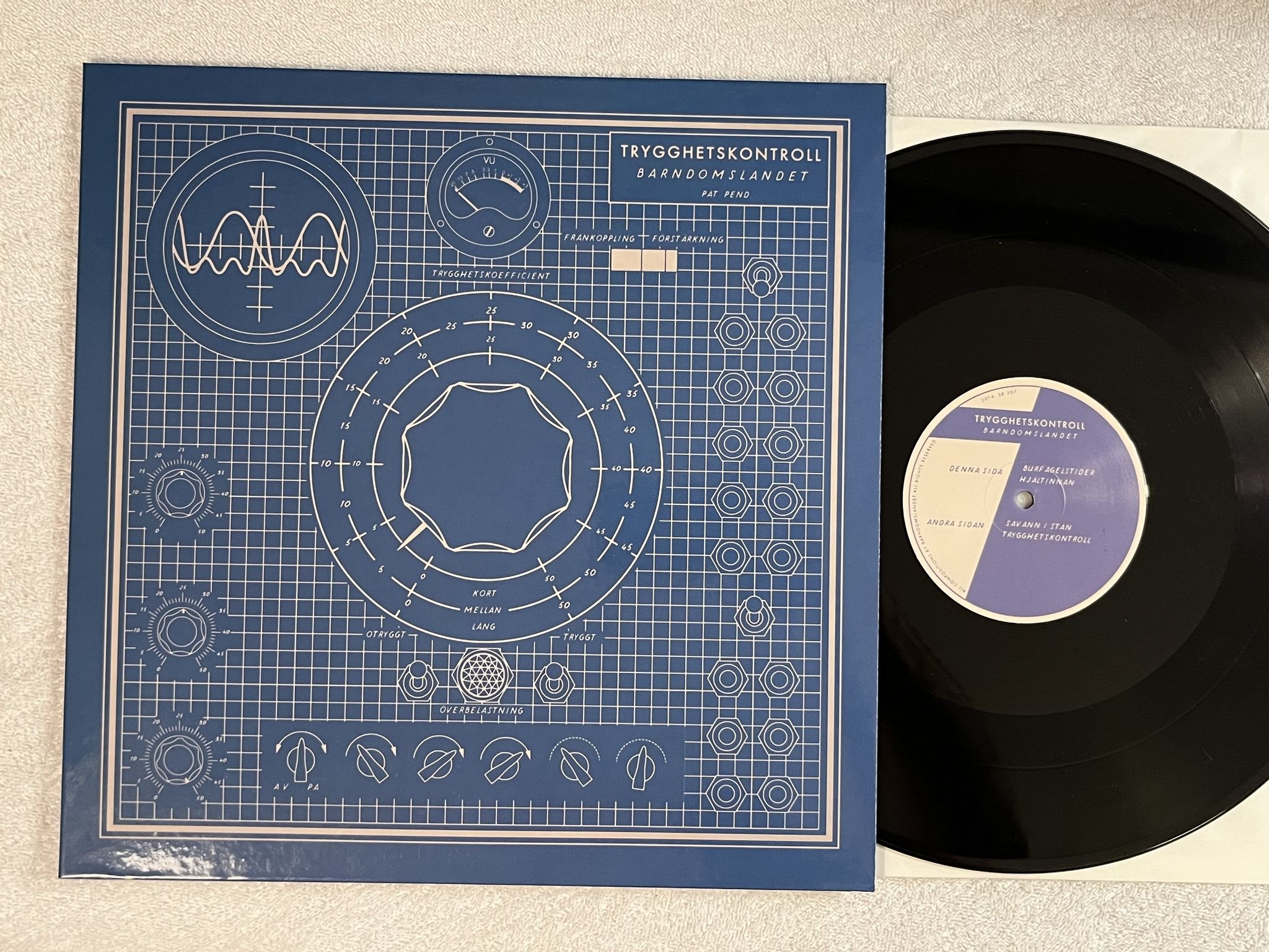 Omslagsbild för skivan BARNDOMSLANDET Trygghetskontroll LP 2015 SISTA BUSSEN SB307 *** PROG / FOLK ***
