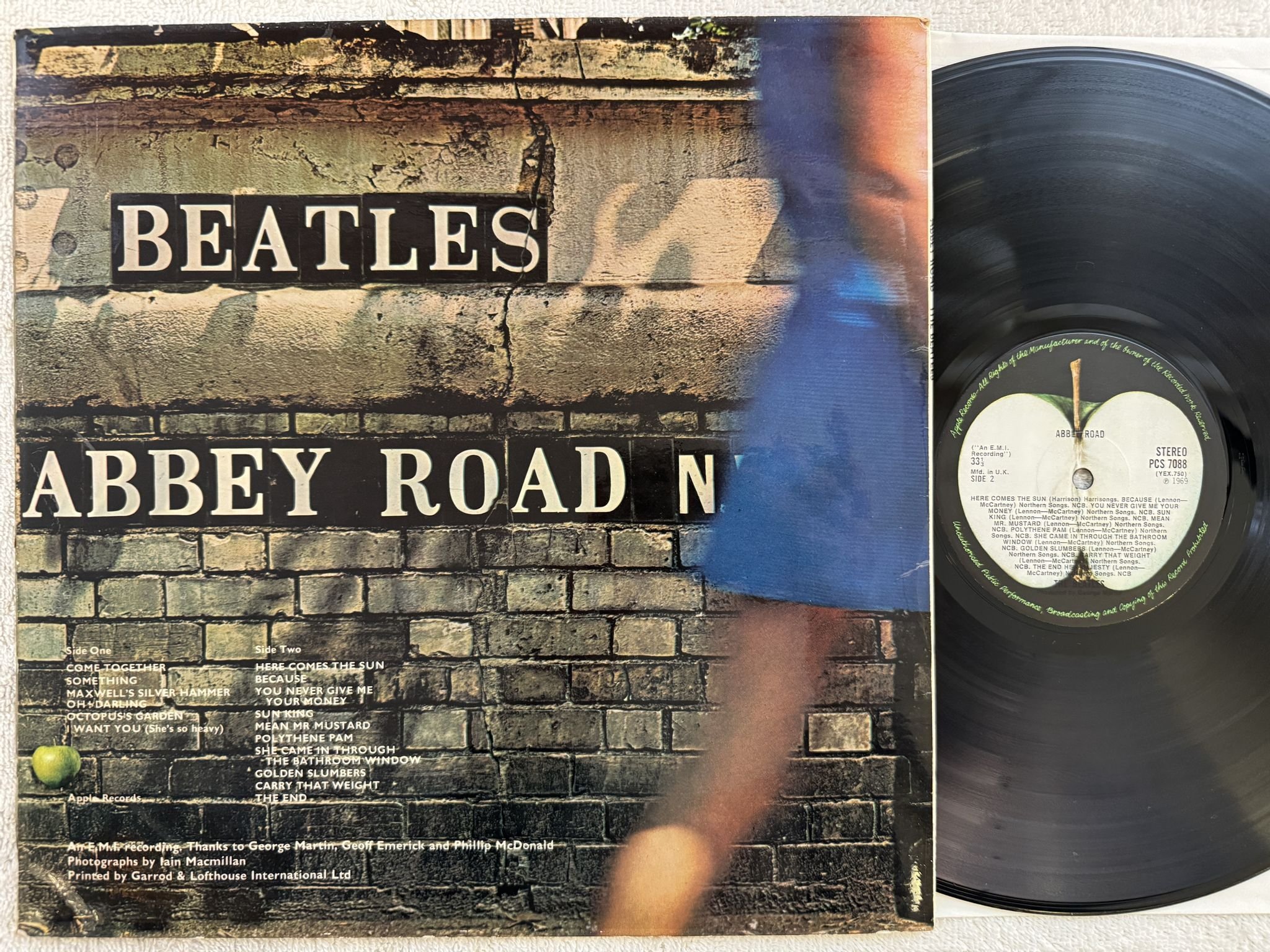 Omslagsbild för skivan THE BEATLES abbey road LP -69 UK APPLE PCS 7088 *** MISALIGNED APPLE ***