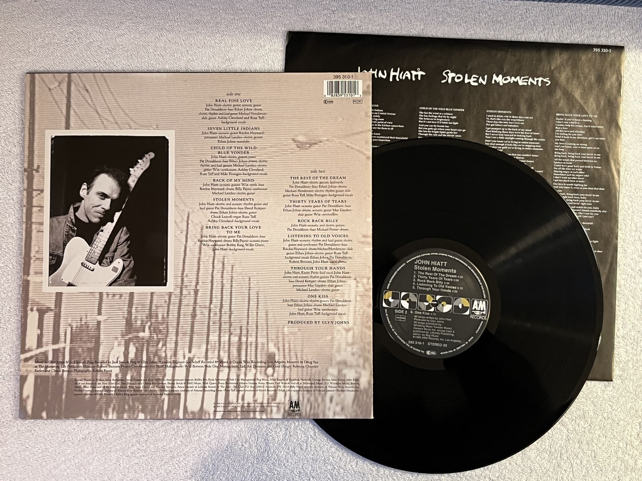 Omslagsbild för skivan JOHN HIATT Stolen Moments LP -90 A&M 395 310-1