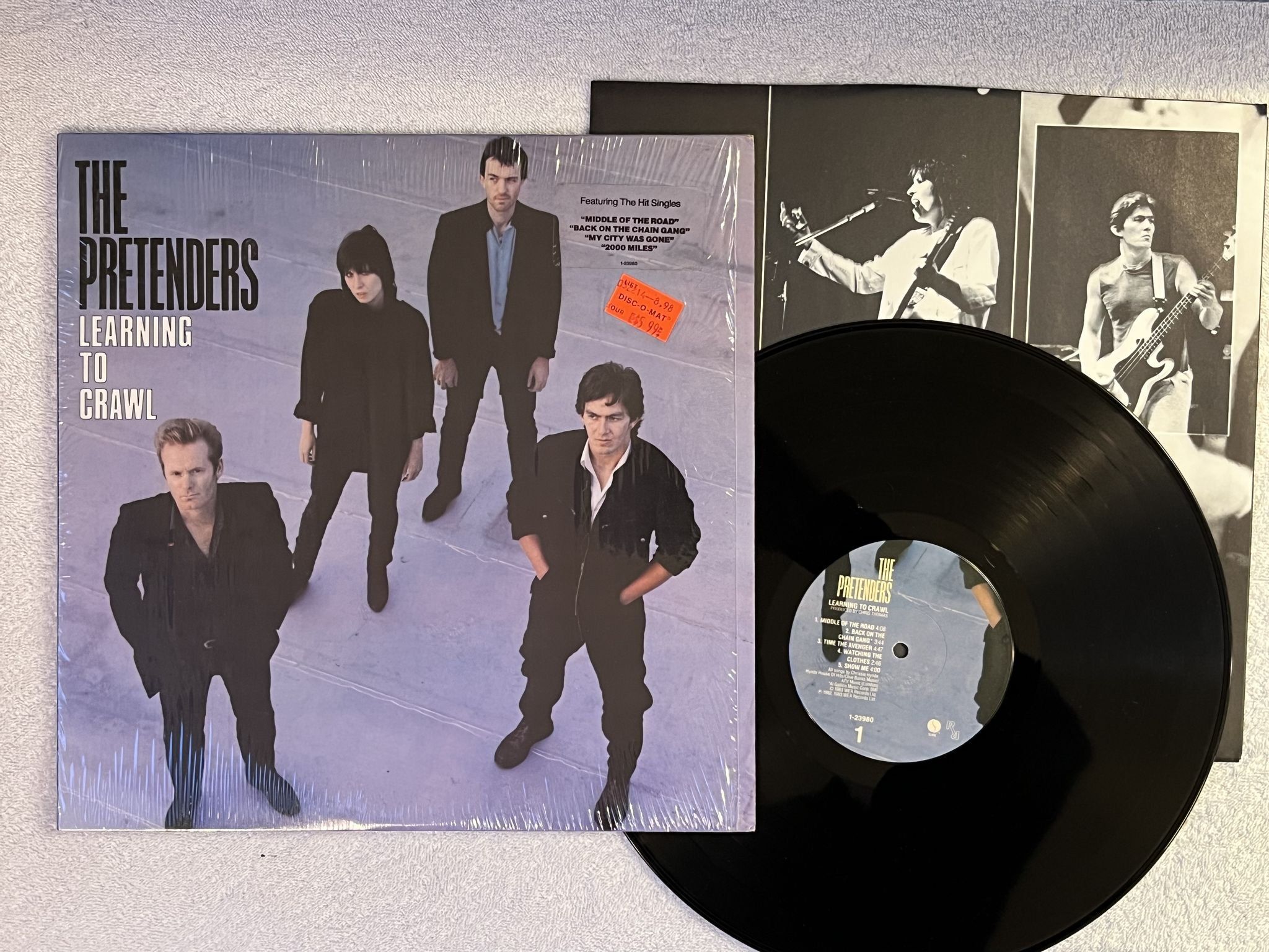 Omslagsbild för skivan THE PRETENDERS learning to crawl LP -83 US island 1-23980 *** Hype Sticker ***