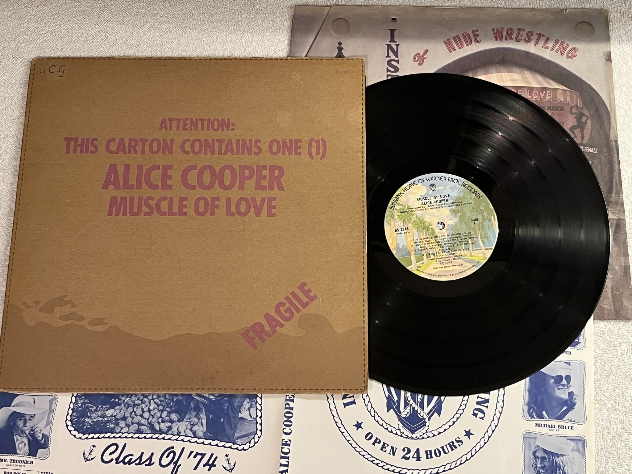 Omslagsbild för skivan ALICE COOPER muscle of love LP -73 Can WARNER BROS BS 2748