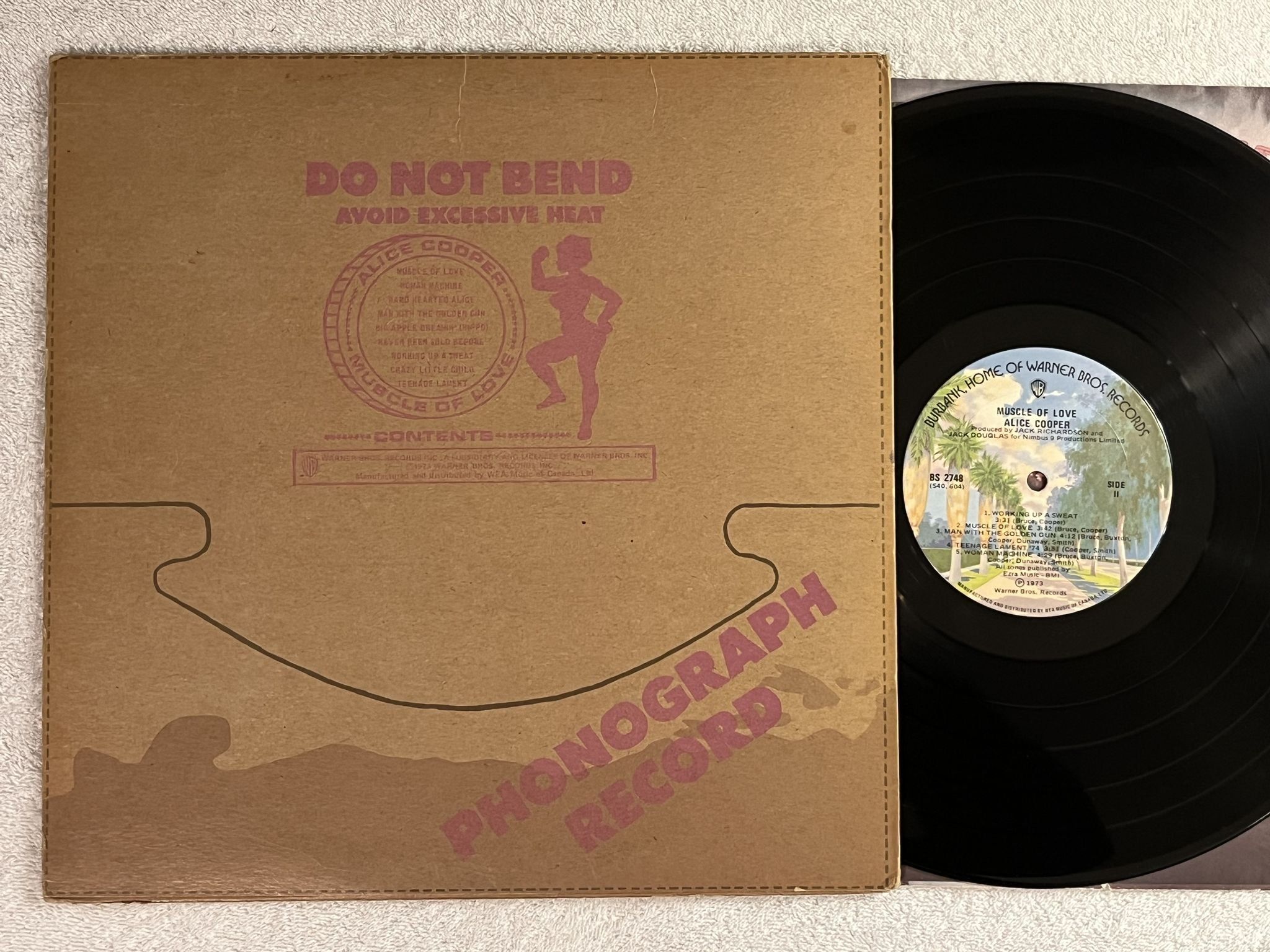 Omslagsbild för skivan ALICE COOPER muscle of love LP -73 Can WARNER BROS BS 2748