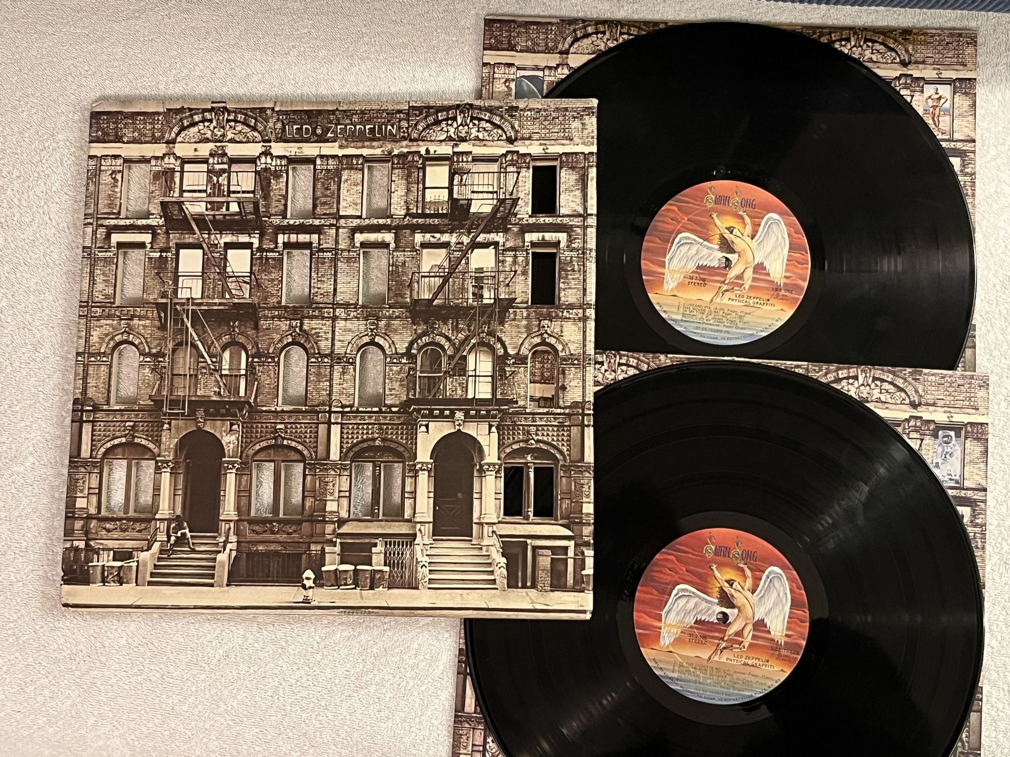 Omslagsbild för skivan LED ZEPPELIN physical graffiti 2xLP -75 US SWAN SONG SS 2-200