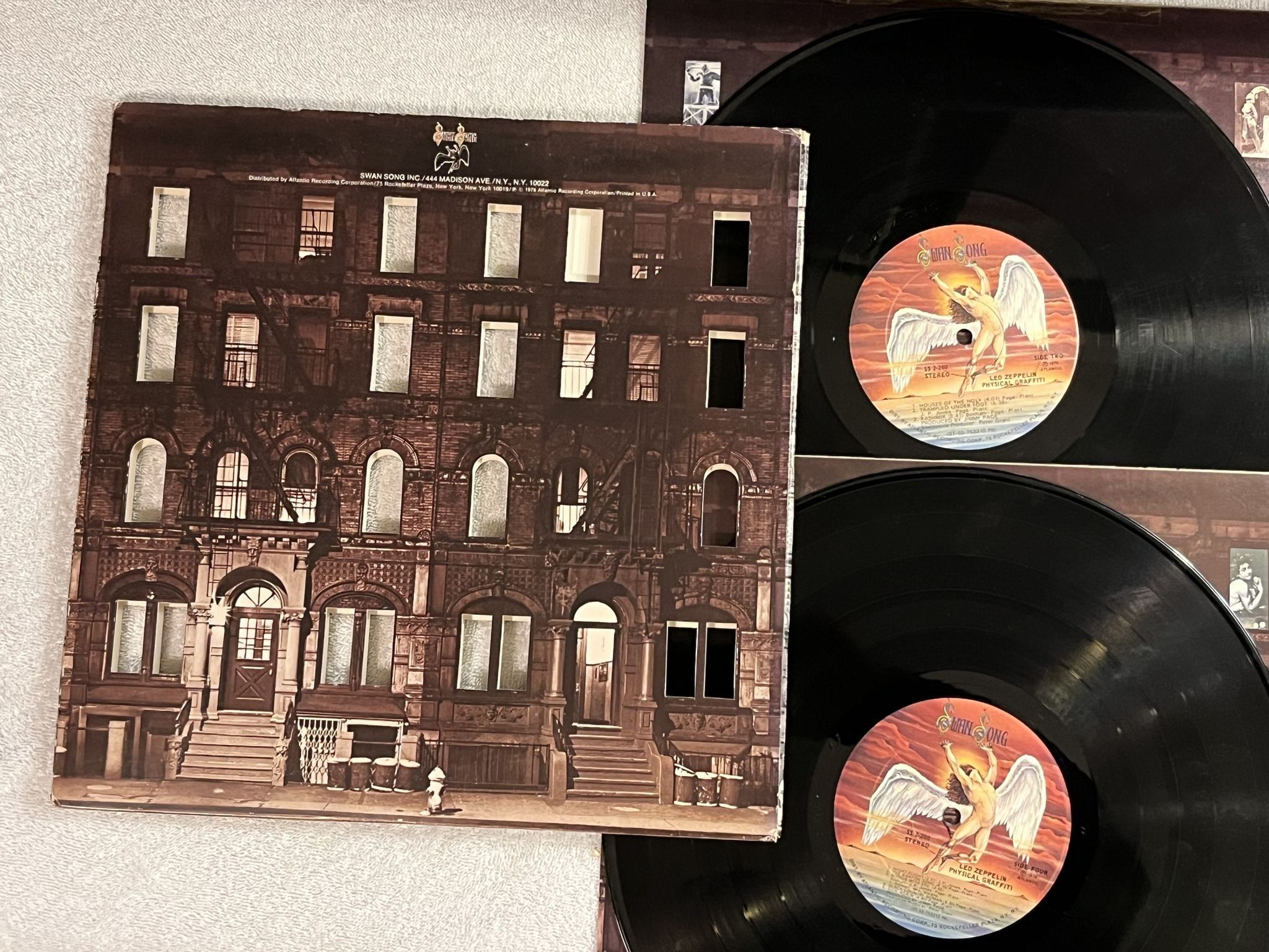 Omslagsbild för skivan LED ZEPPELIN physical graffiti 2xLP -75 US SWAN SONG SS 2-200