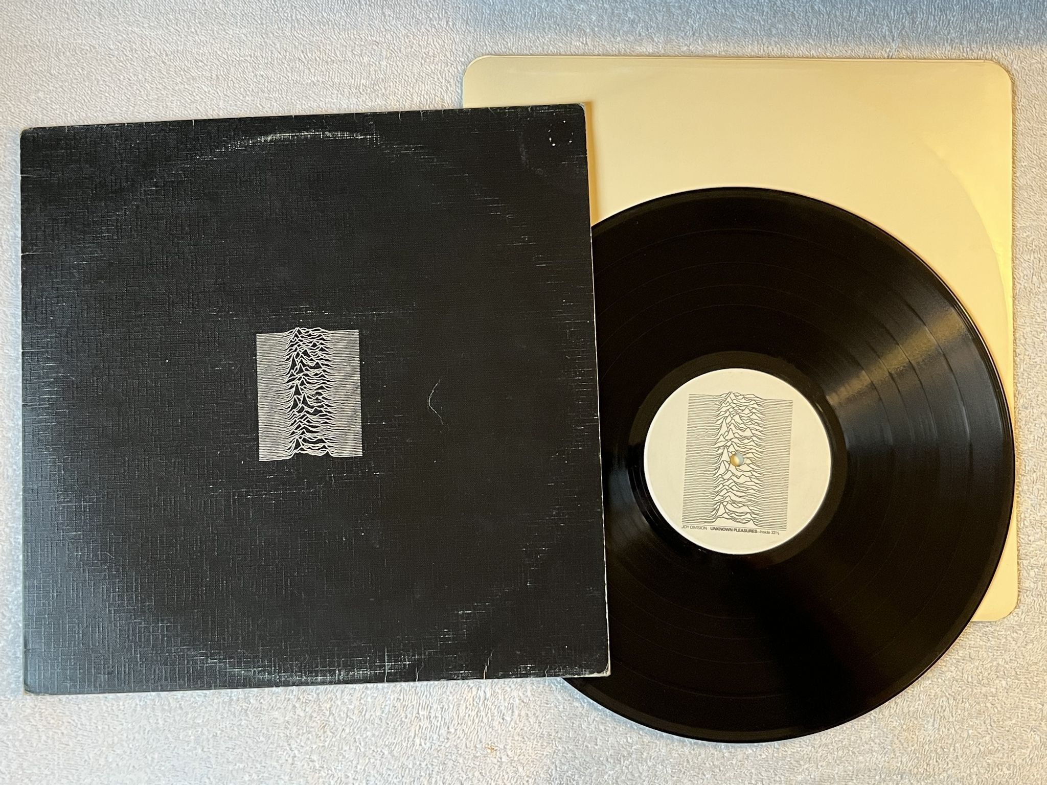 Omslagsbild för skivan JOY DIVISION Unknown Pleasures LP -79 UK FACTORY FACT 10 *** ROUNDED CORNERS ***