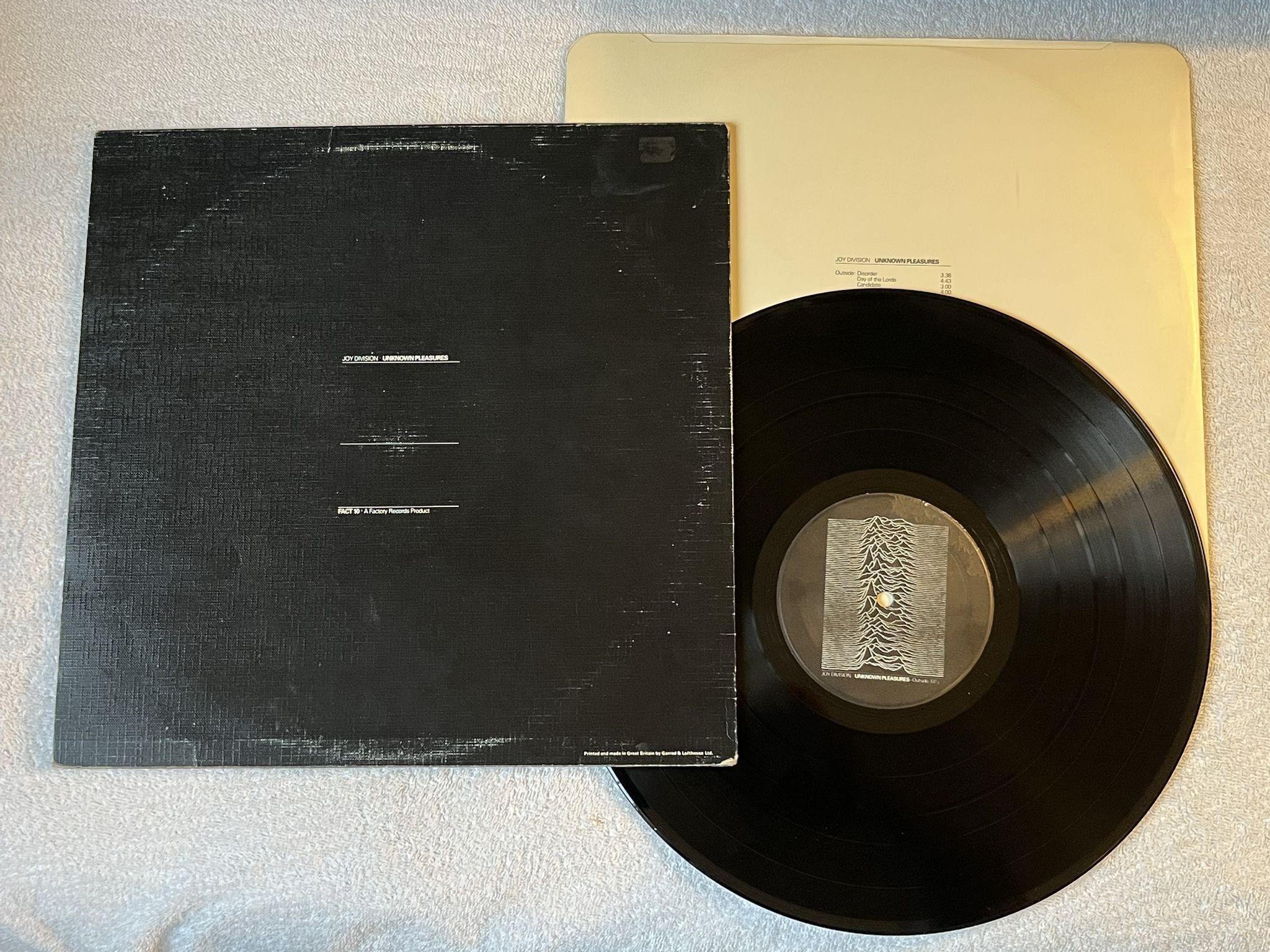 Omslagsbild för skivan JOY DIVISION Unknown Pleasures LP -79 UK FACTORY FACT 10 *** ROUNDED CORNERS ***