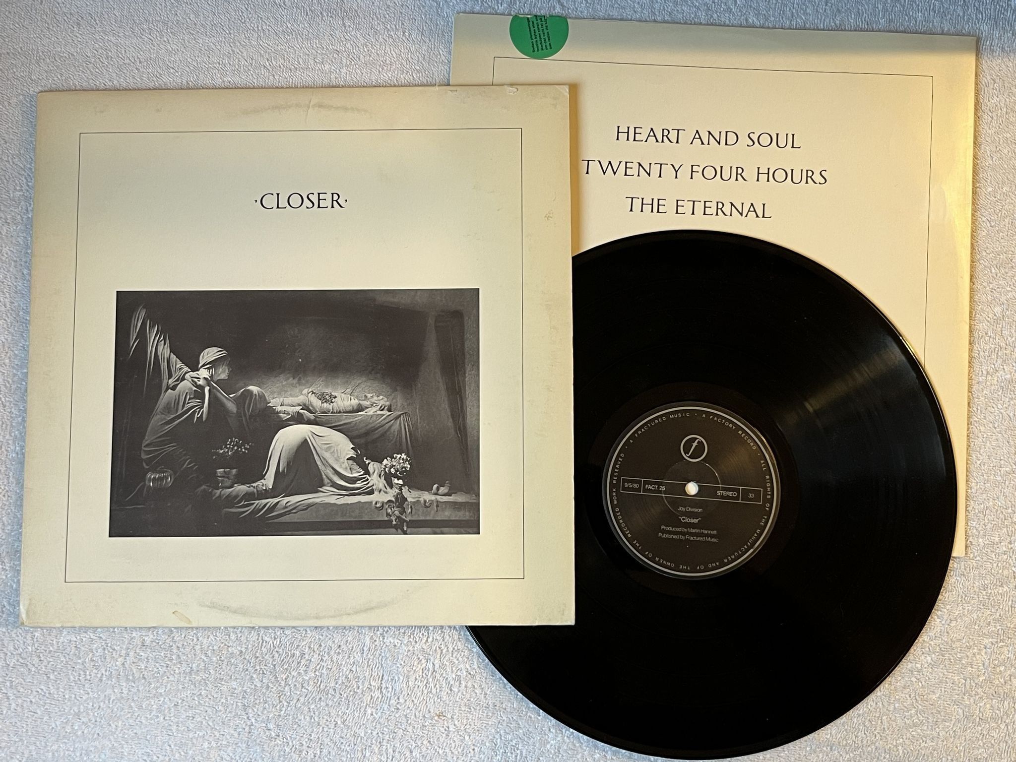 Omslagsbild för skivan JOY DIVISION closer LP -80 UK FACTORY FACT 25 *** Translucent / straight ***