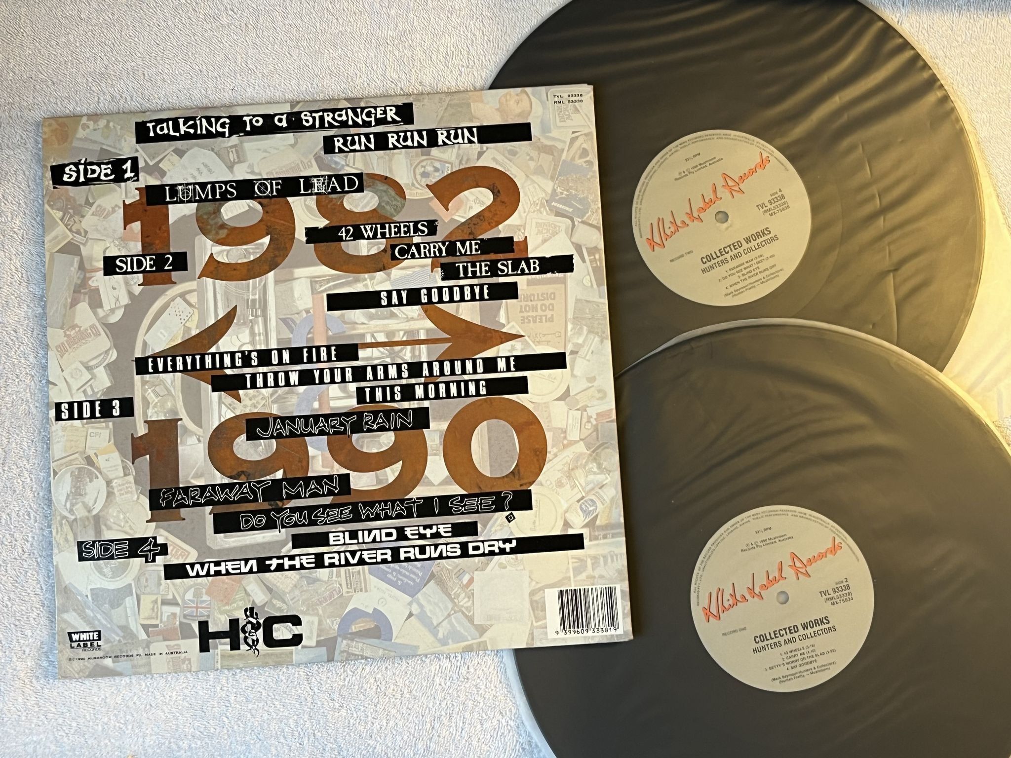 Omslagsbild för skivan HUNTERS & COLLECTORS Collected Works 2xLP -90 Australia MUSHROOM TVL 9333