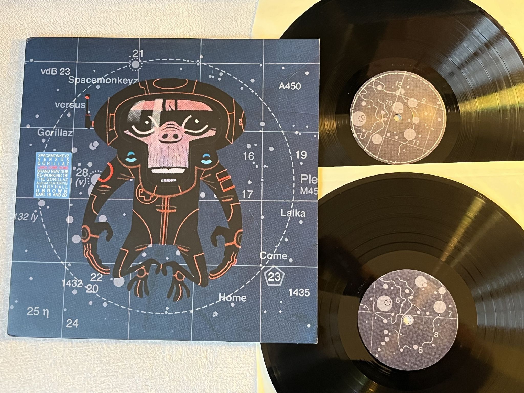 Omslagsbild för skivan SPACEMONKEYZ VS. GORILLAZ Laika Come Home 2xLP 2002 EMI *** RARE TRIP HOP ***