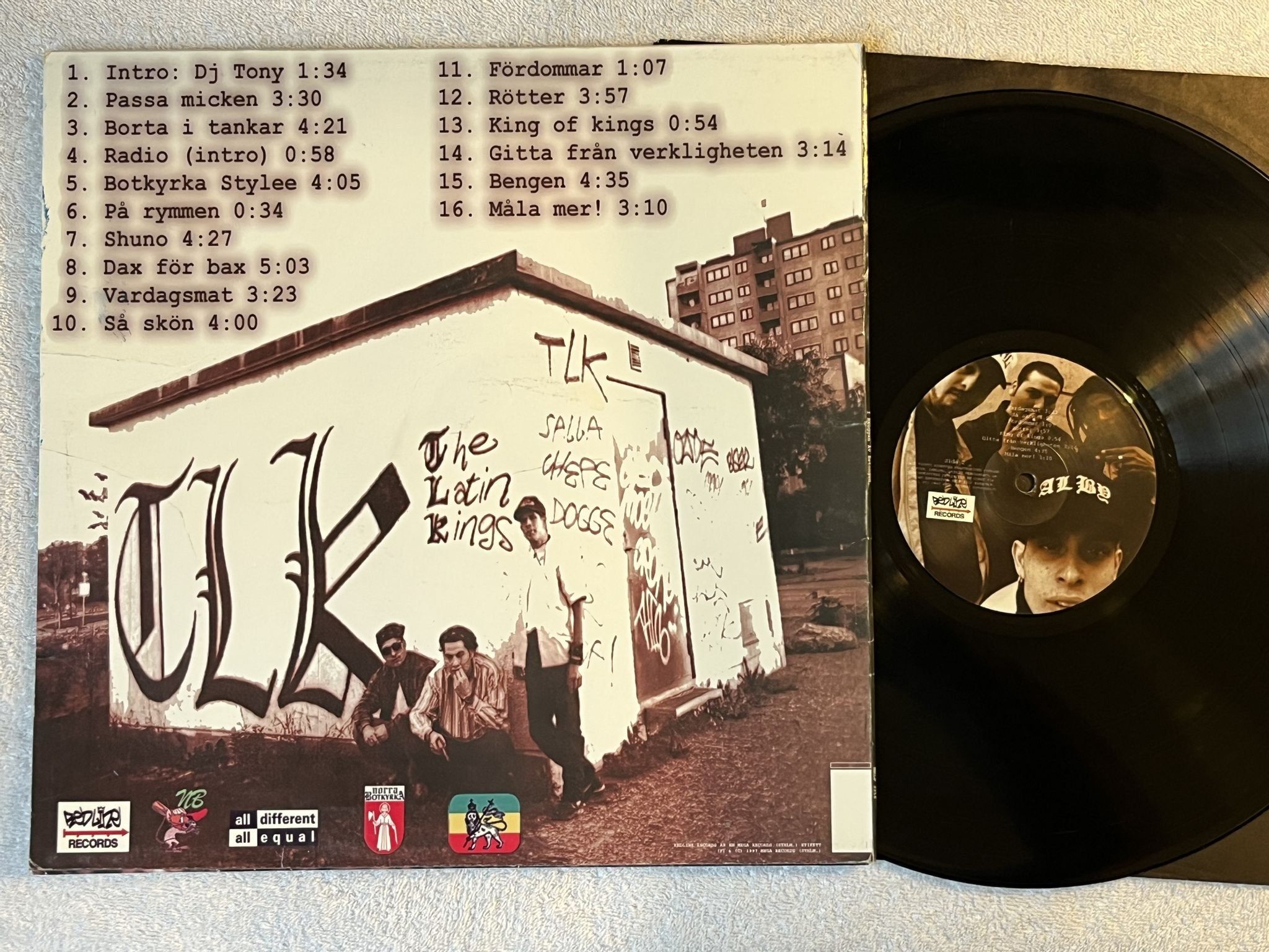Omslagsbild för skivan THE LATIN KINGS i skuggan av betongen LP -97 Swe REDLINE *** SIGNED BY ALL 3 ***