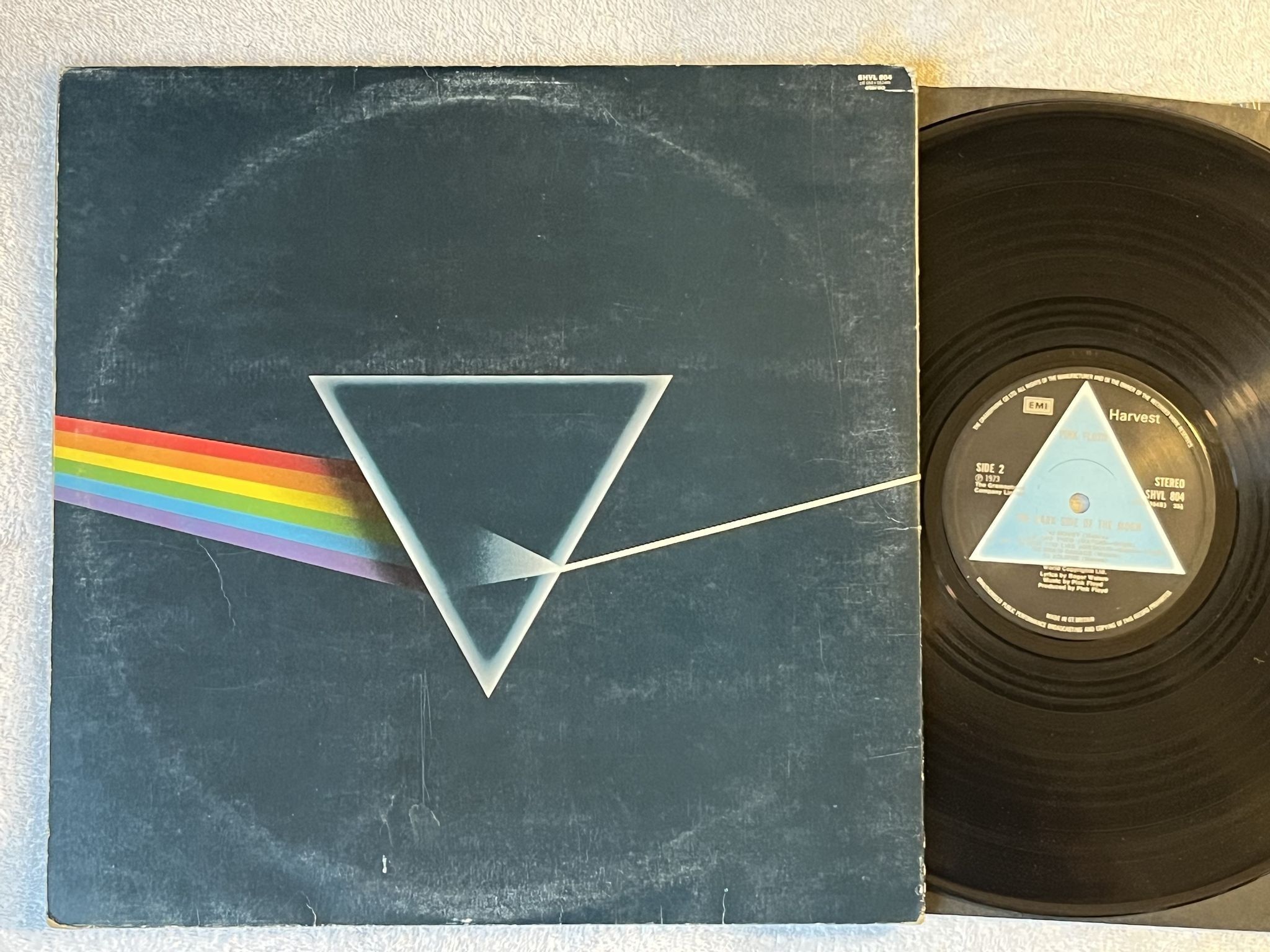 Omslagsbild för skivan PINK FLOYD the dark side of the moon LP -73 UK HARVEST SHVL 804 ** SOLID BLUE **