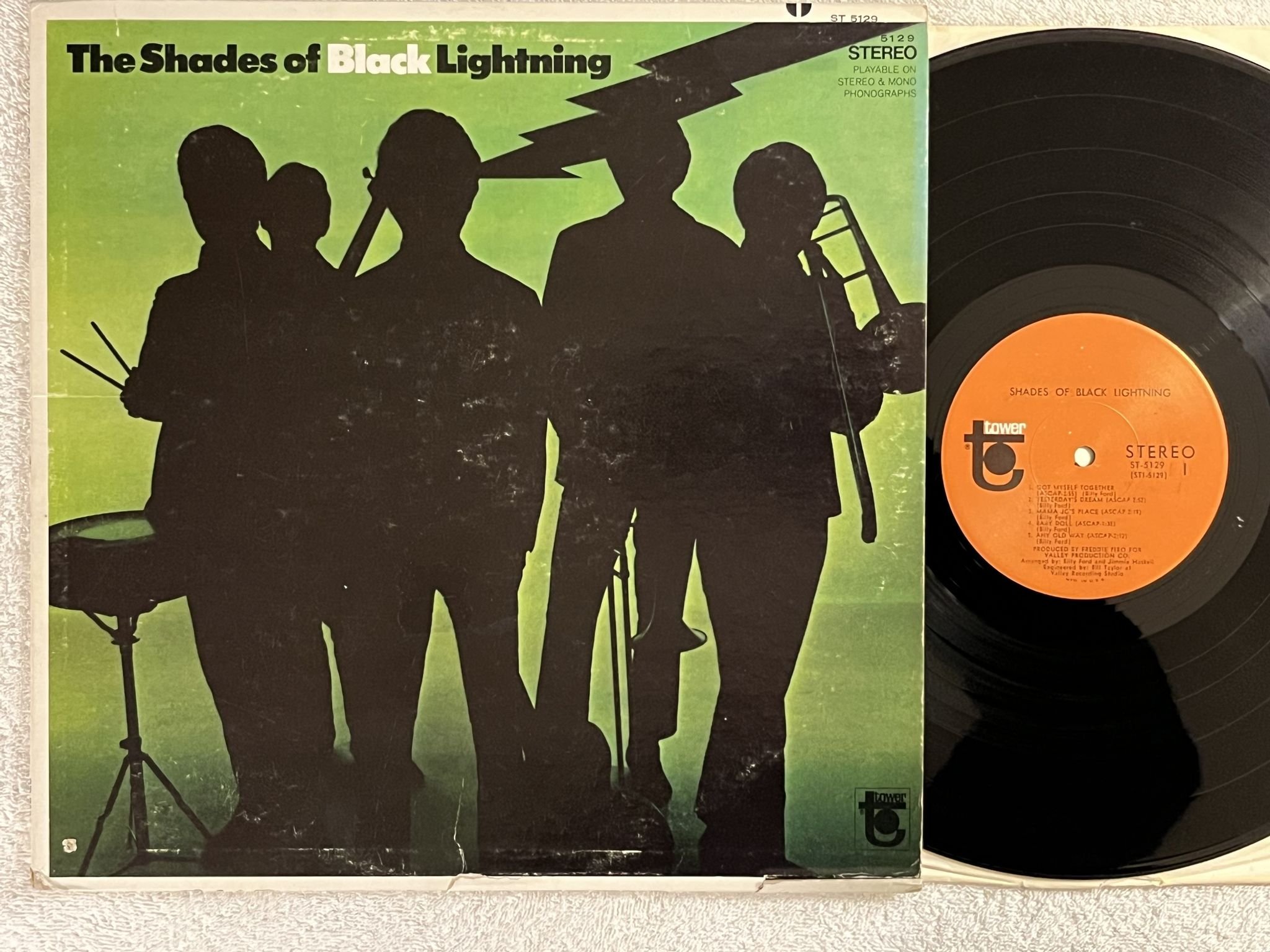 Omslagsbild för skivan THE SHADES OF BLACK LIGHTNING s/t LP -68 US TOWER ST 5129 *** FUNK / SOUL ***