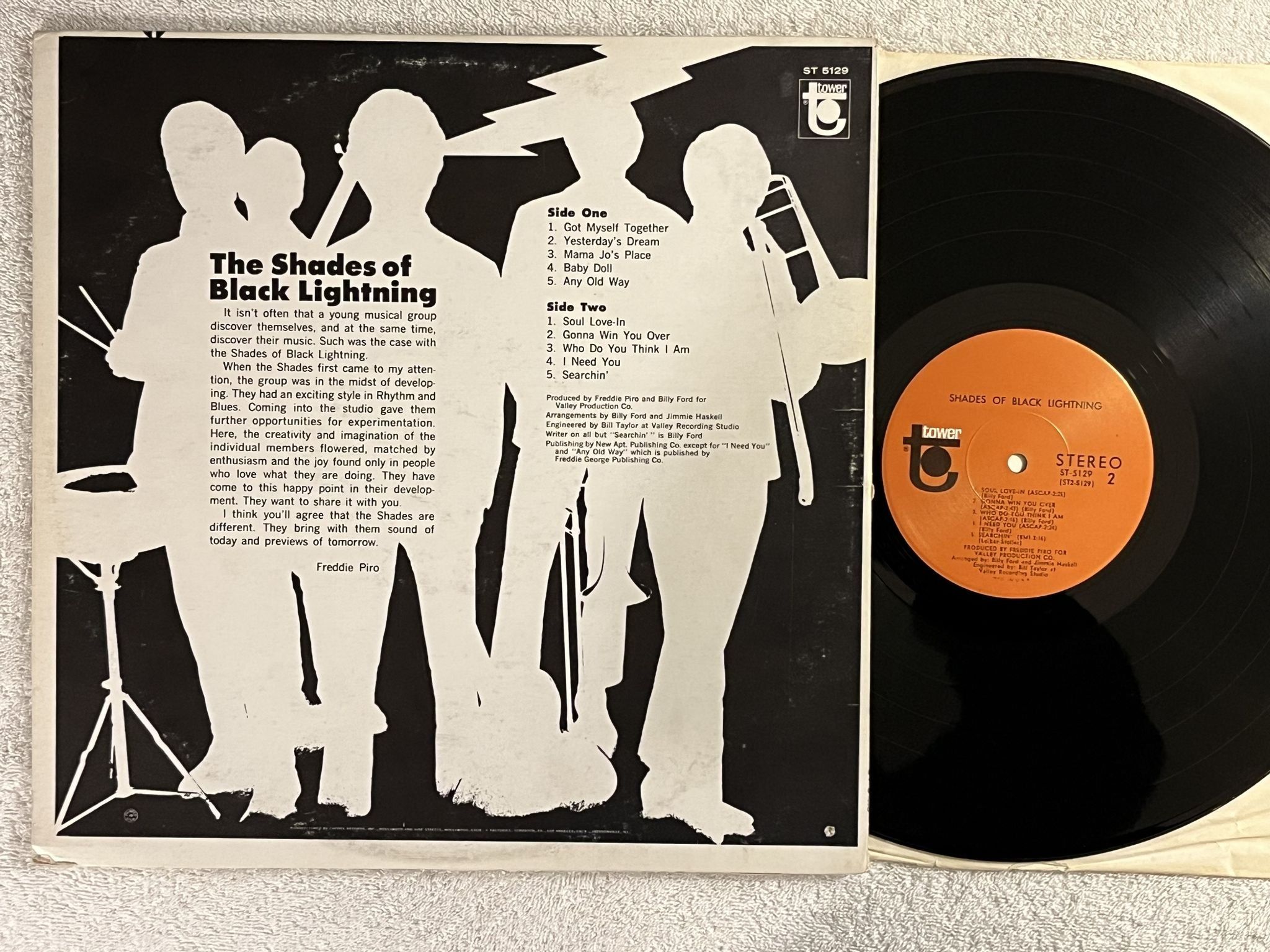 Omslagsbild för skivan THE SHADES OF BLACK LIGHTNING s/t LP -68 US TOWER ST 5129 *** FUNK / SOUL ***